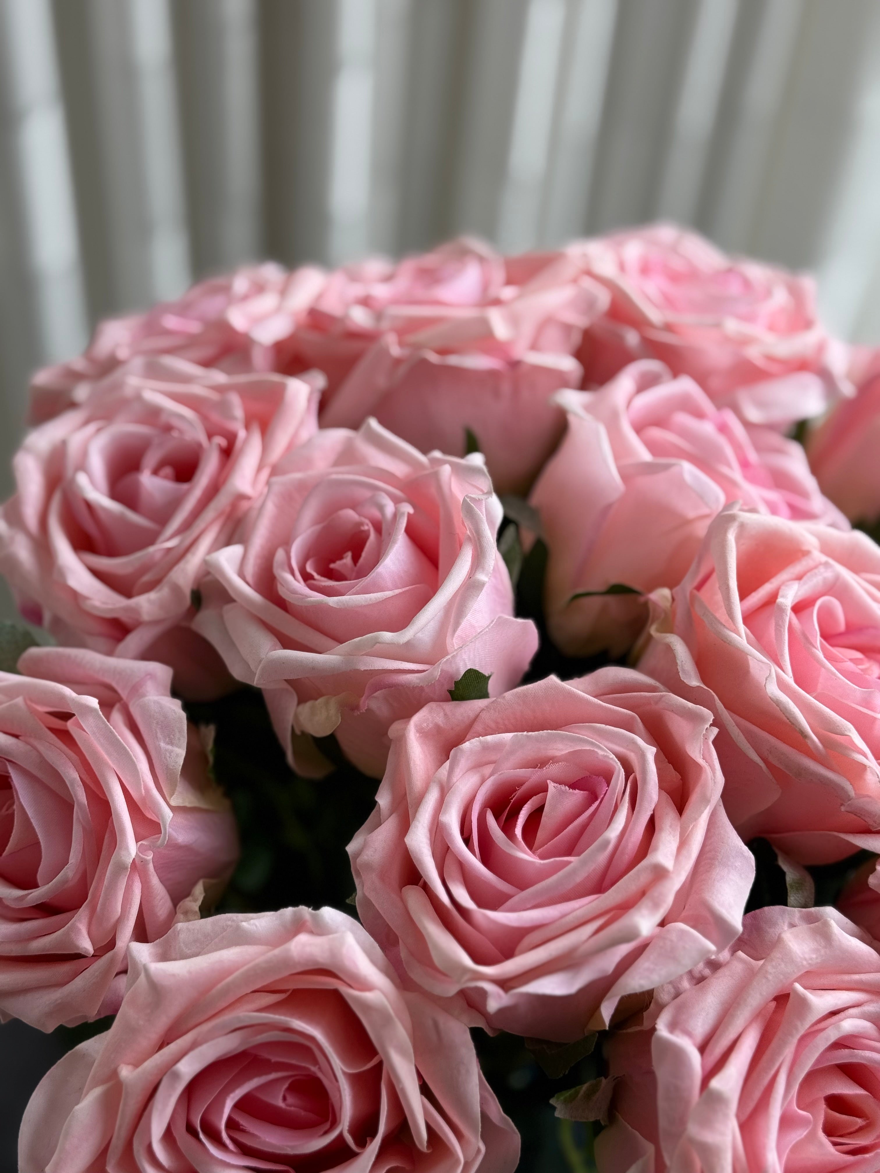 Buket med 15 stk. kunstige roser i lyserød