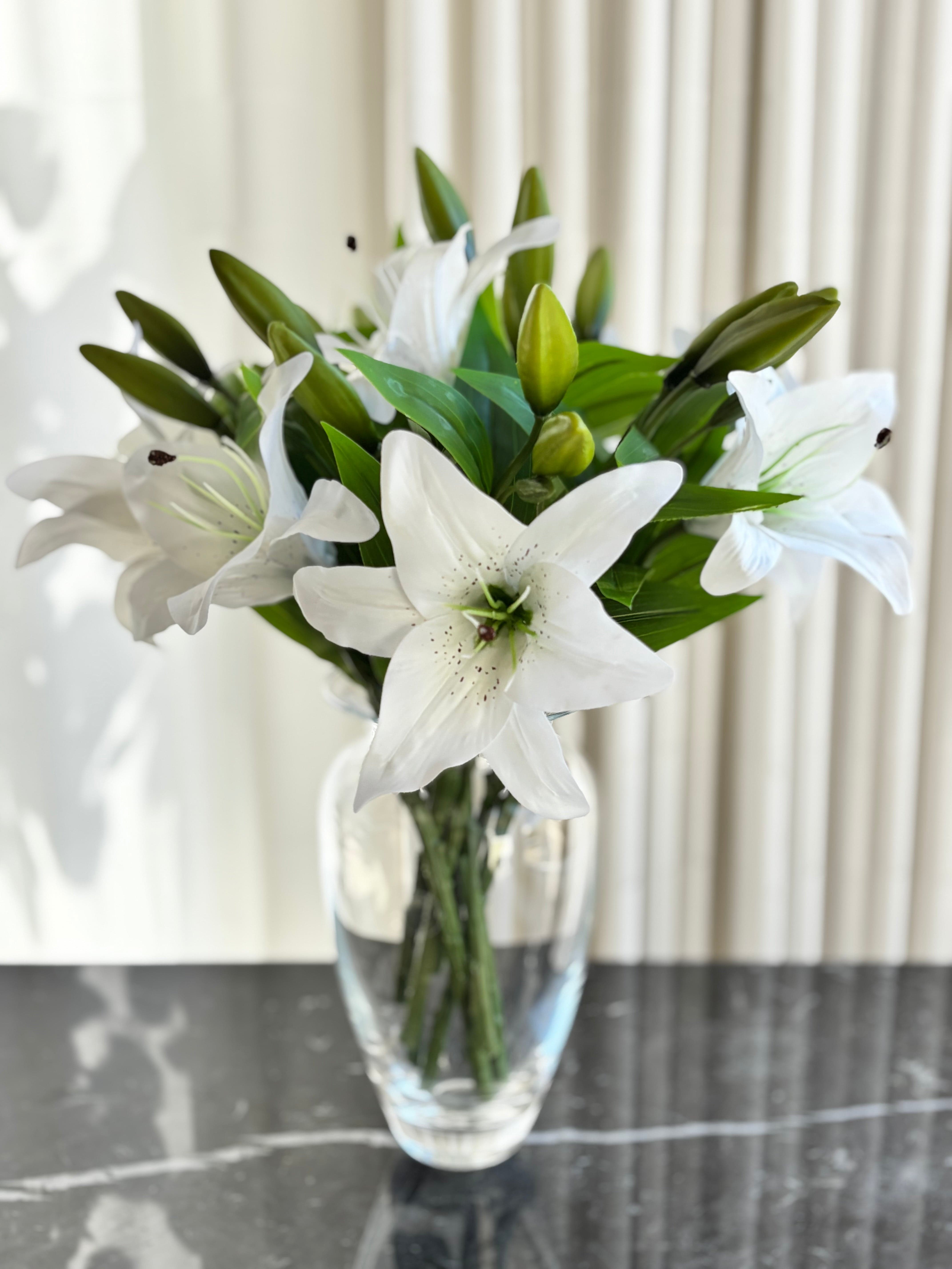 Buket med 10 stk. kunstige hvide liljer