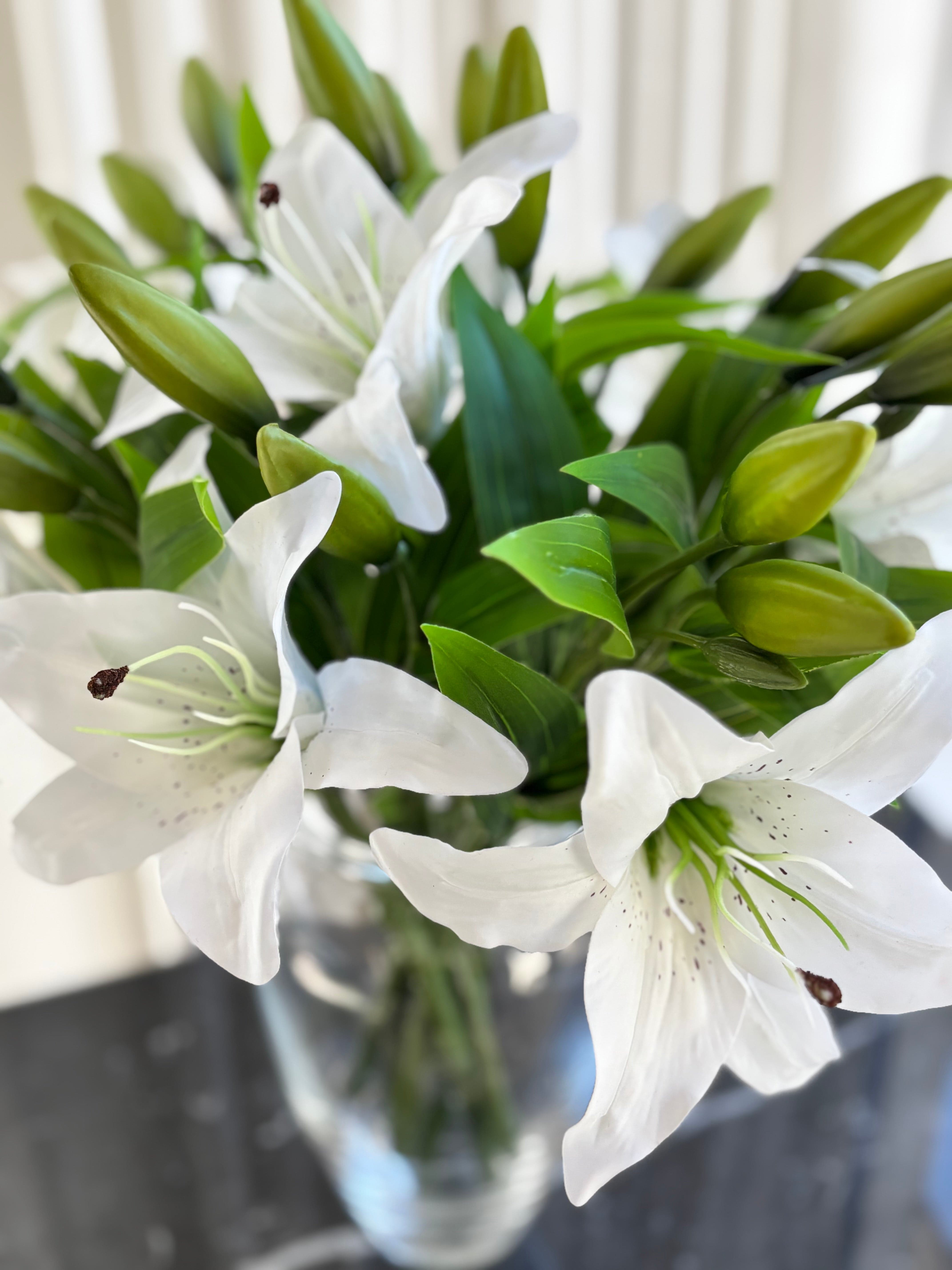 Buket med 10 stk. kunstige hvide liljer