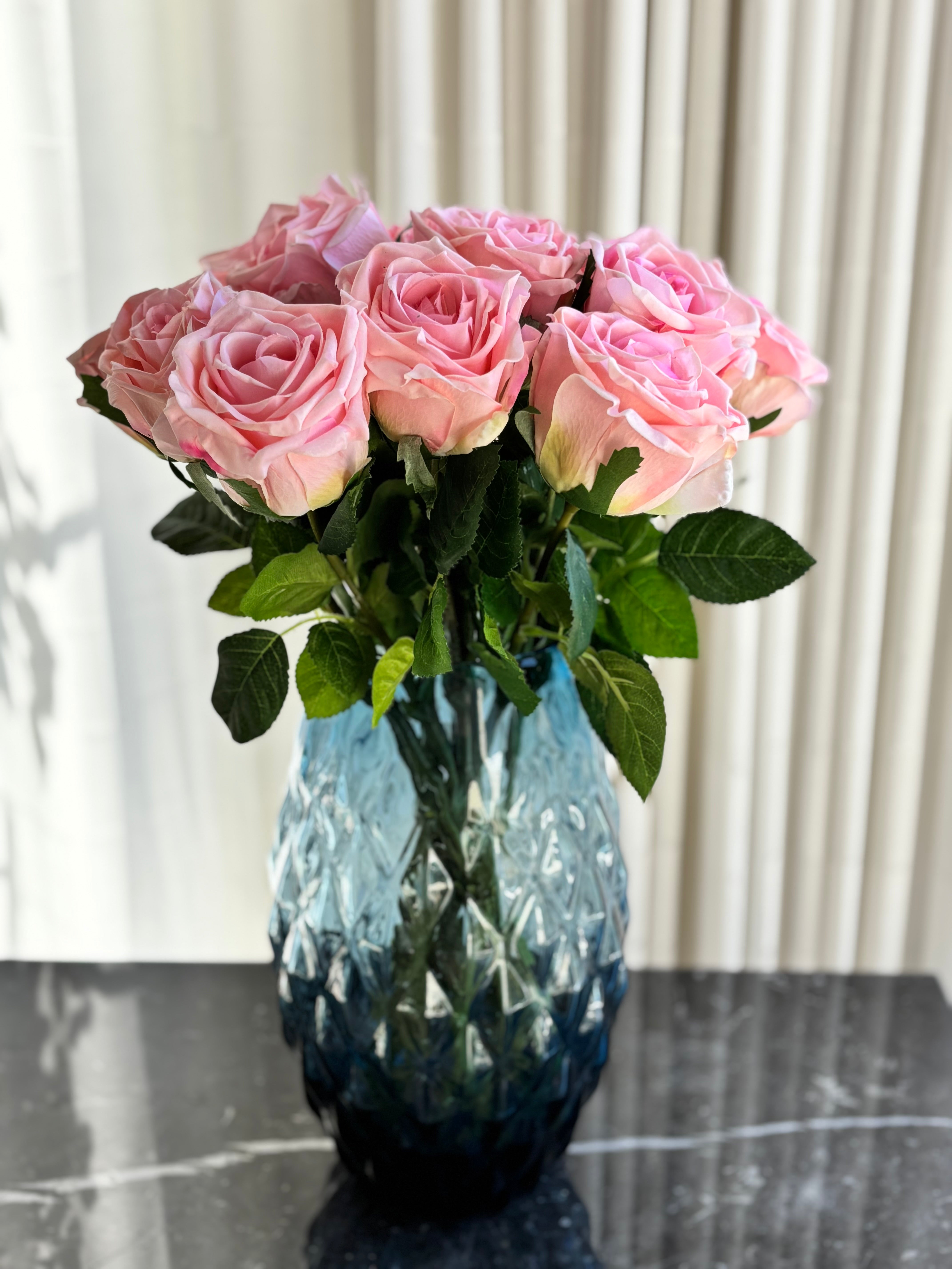 Kunstig buket med lyserøde roser