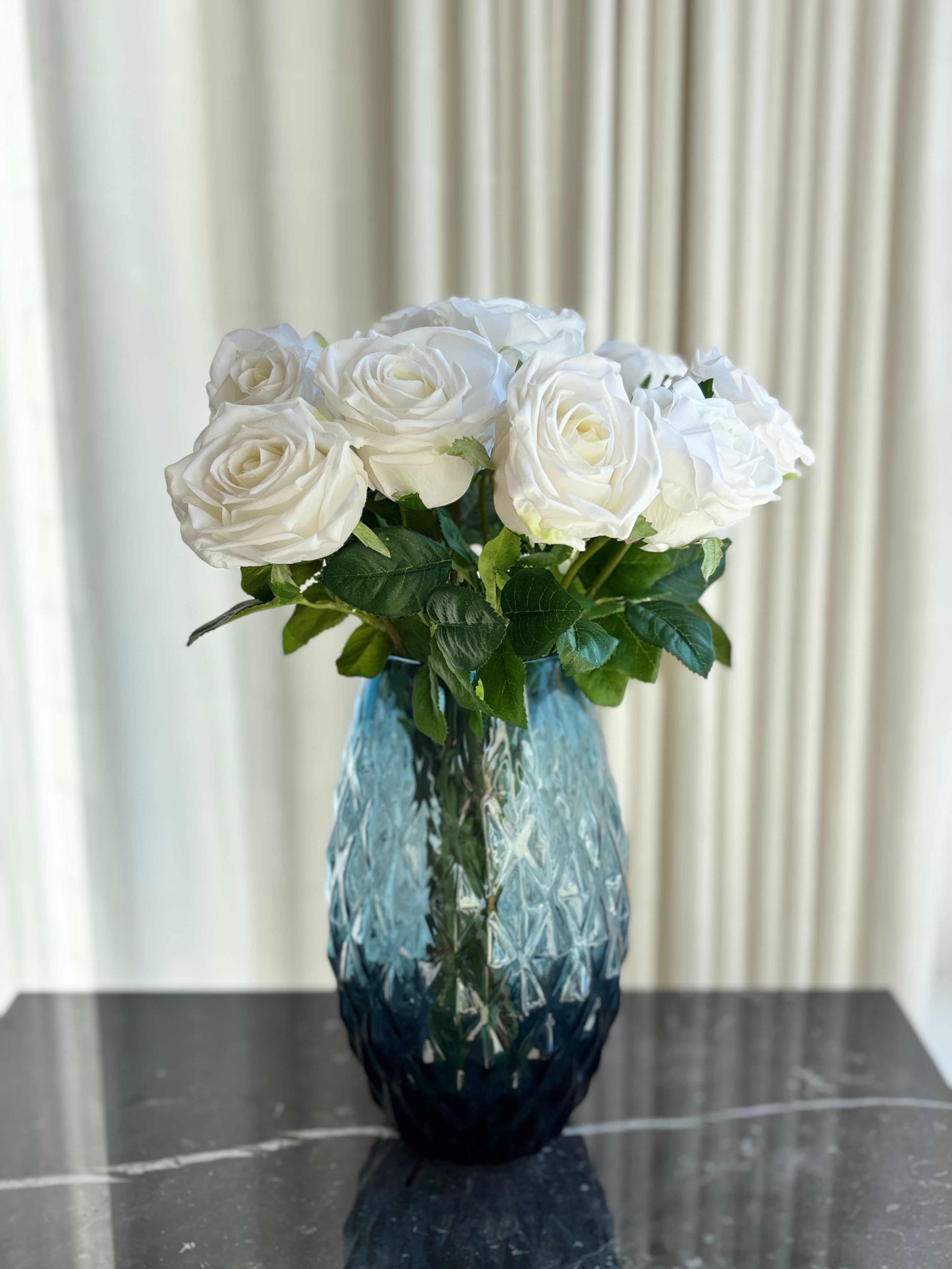 Buket med 10 stk. kunstige roser i hvid