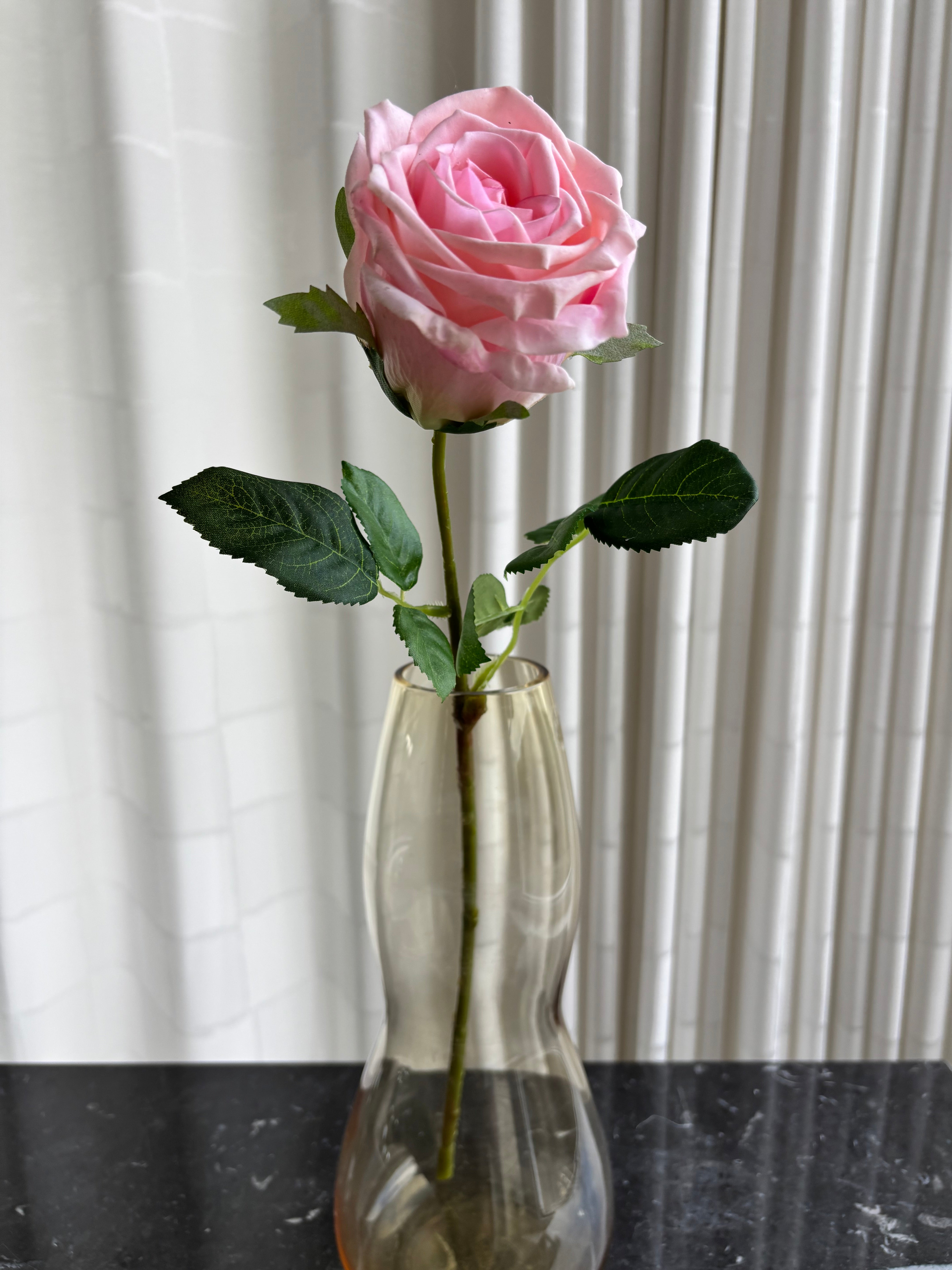 Kunstig rose i lyserød