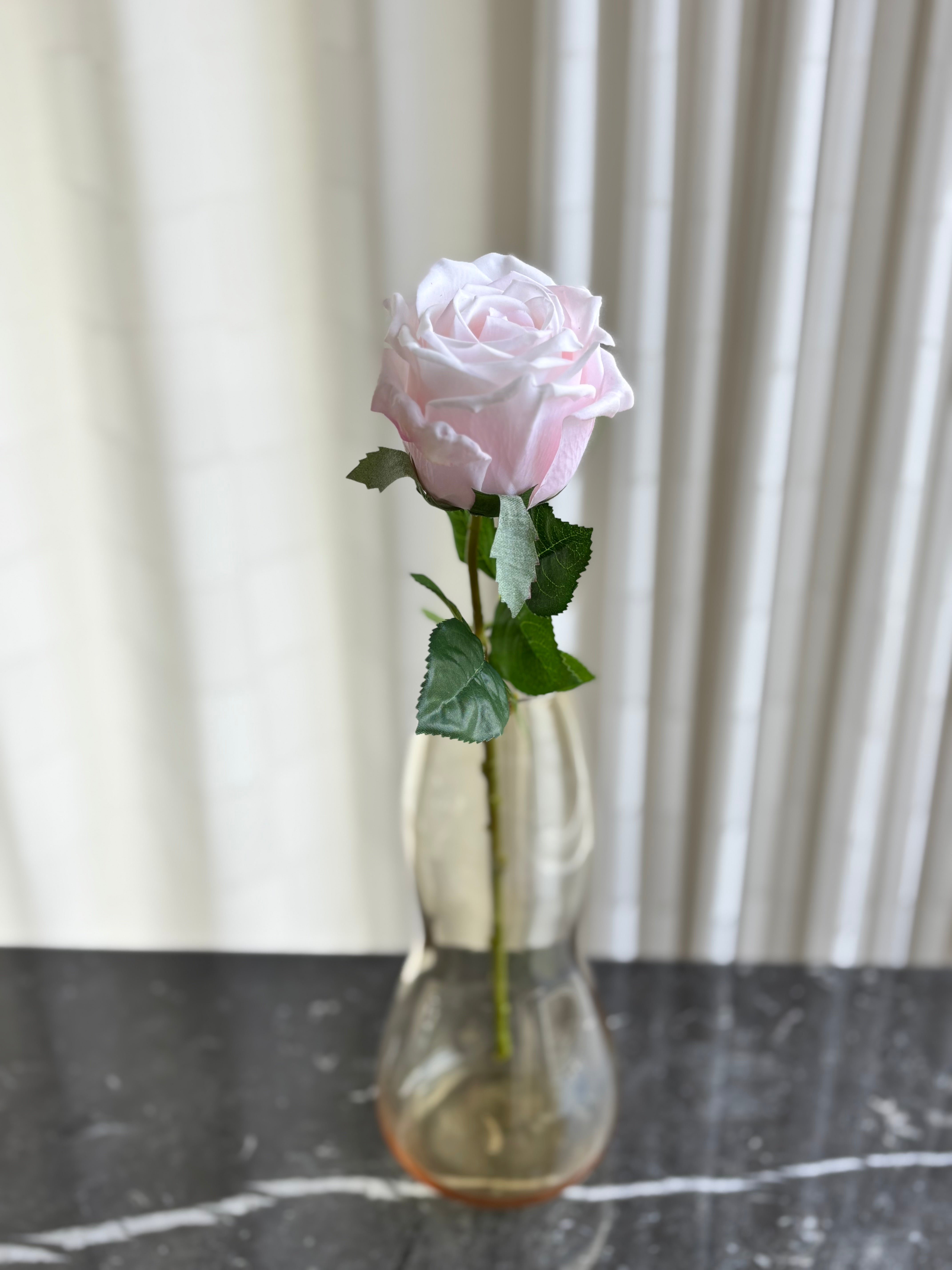 Kunstig rose i lys rosa