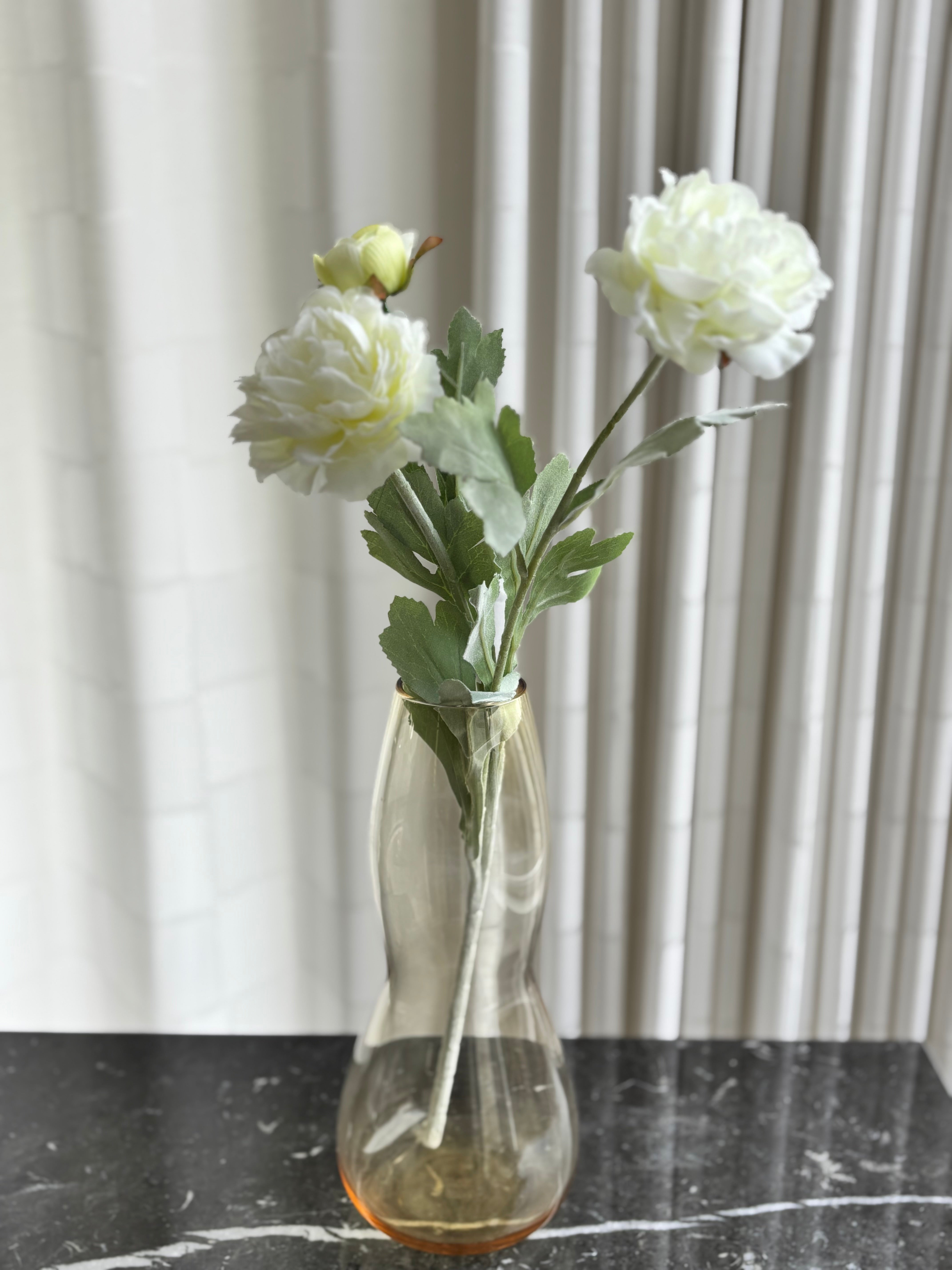 Kunstig pæoner i hvid