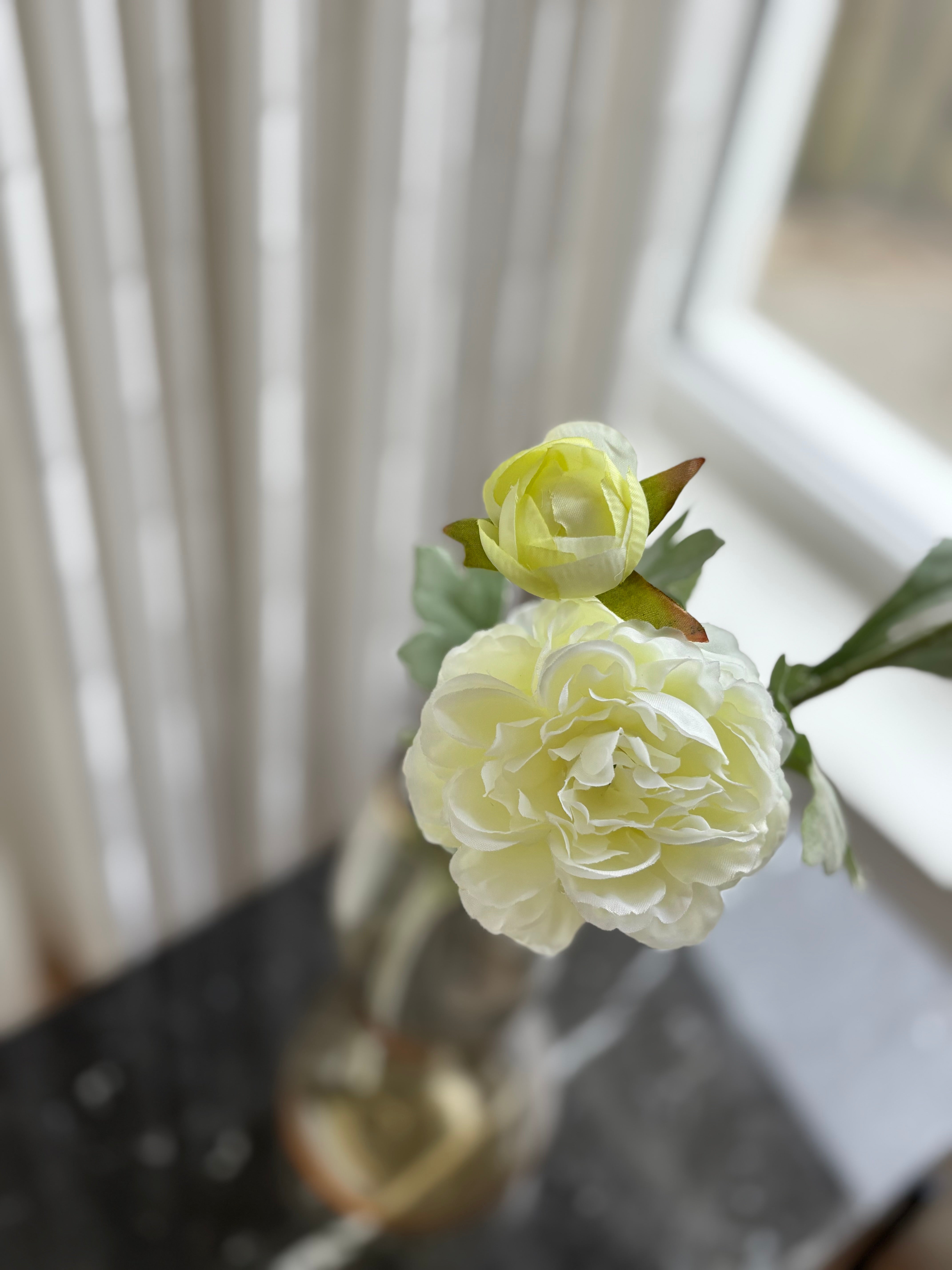 Kunstig pæoner i hvid