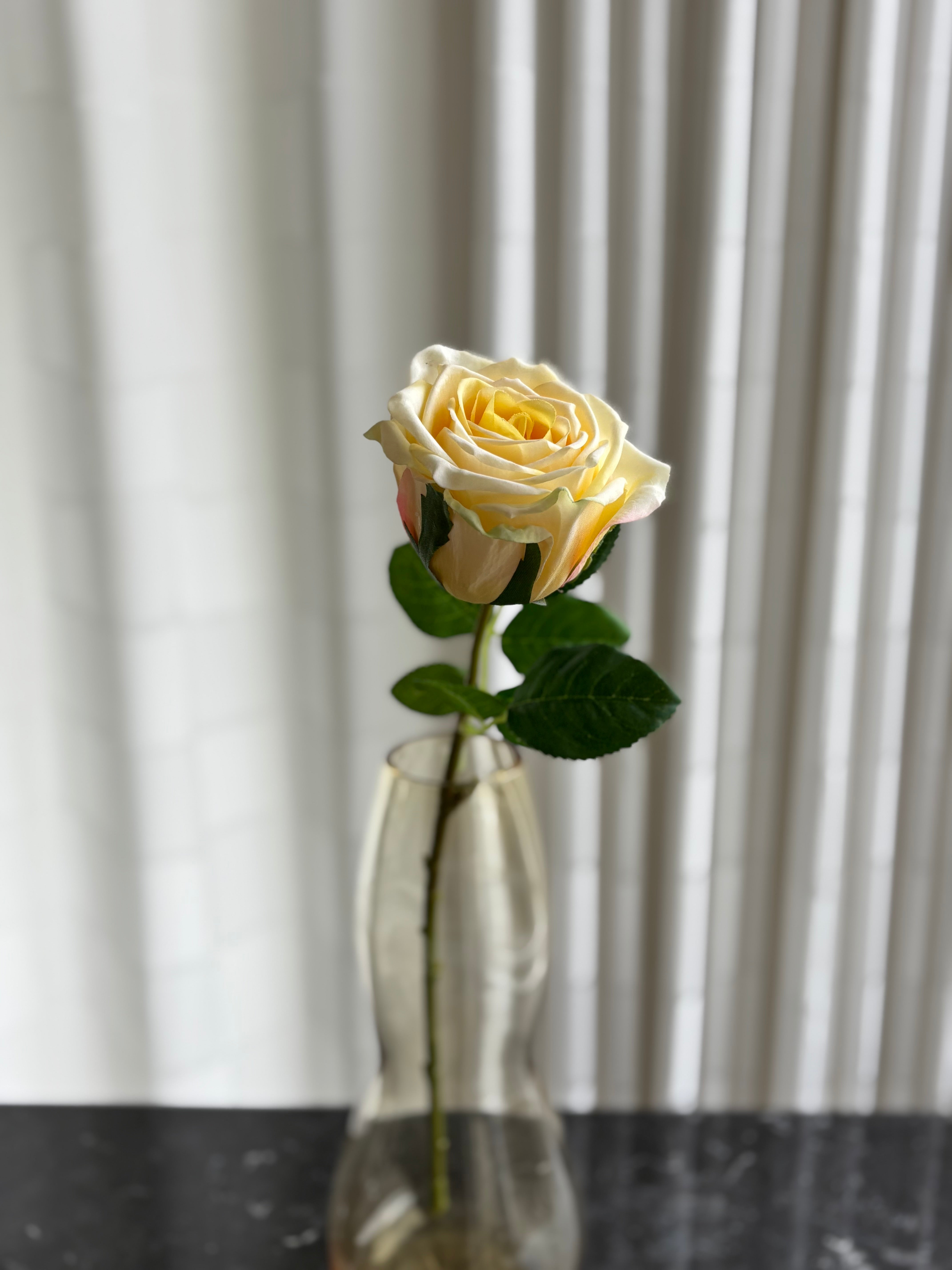 Kunstig rose i gul