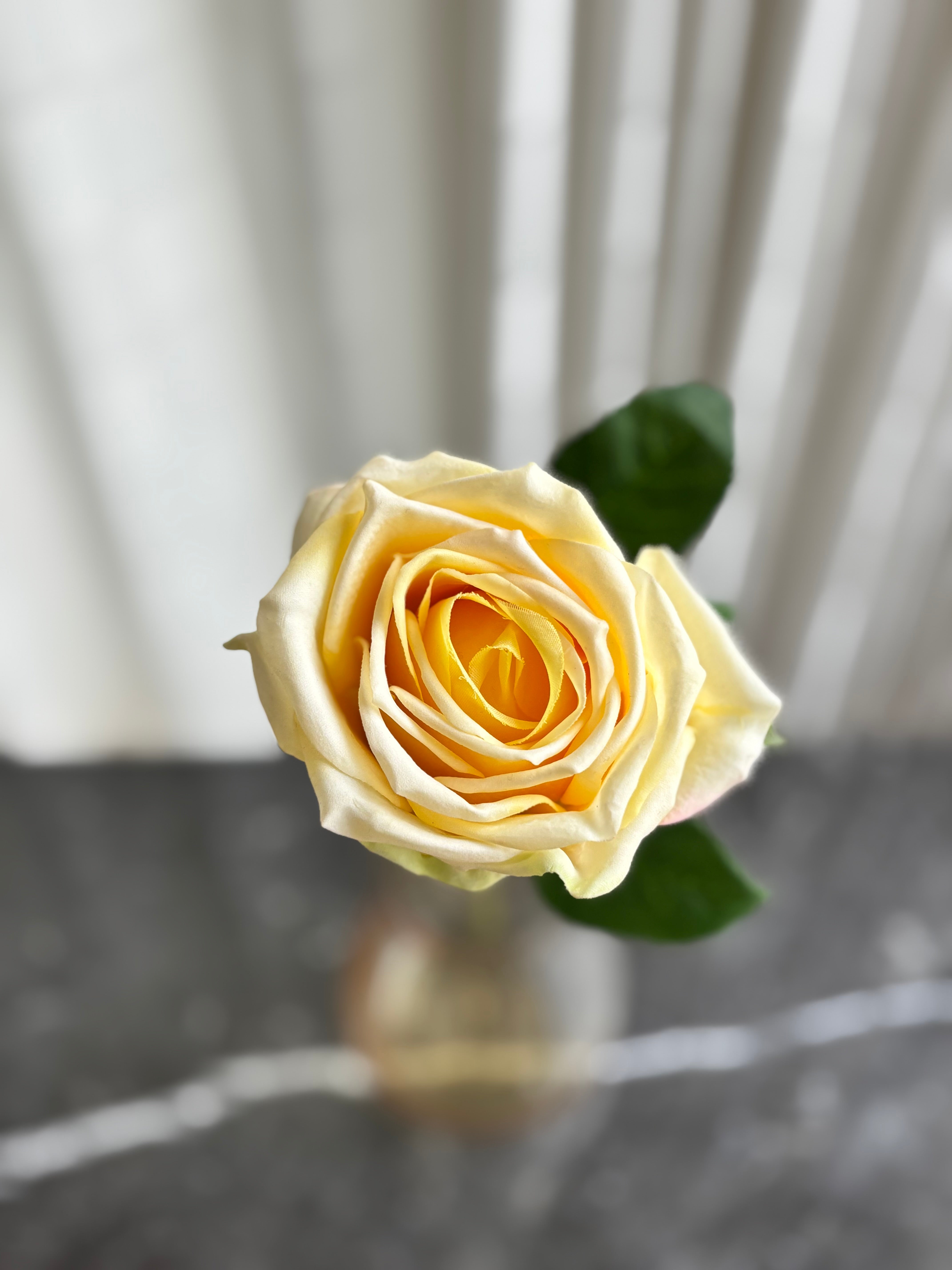 Kunstig rose i gul