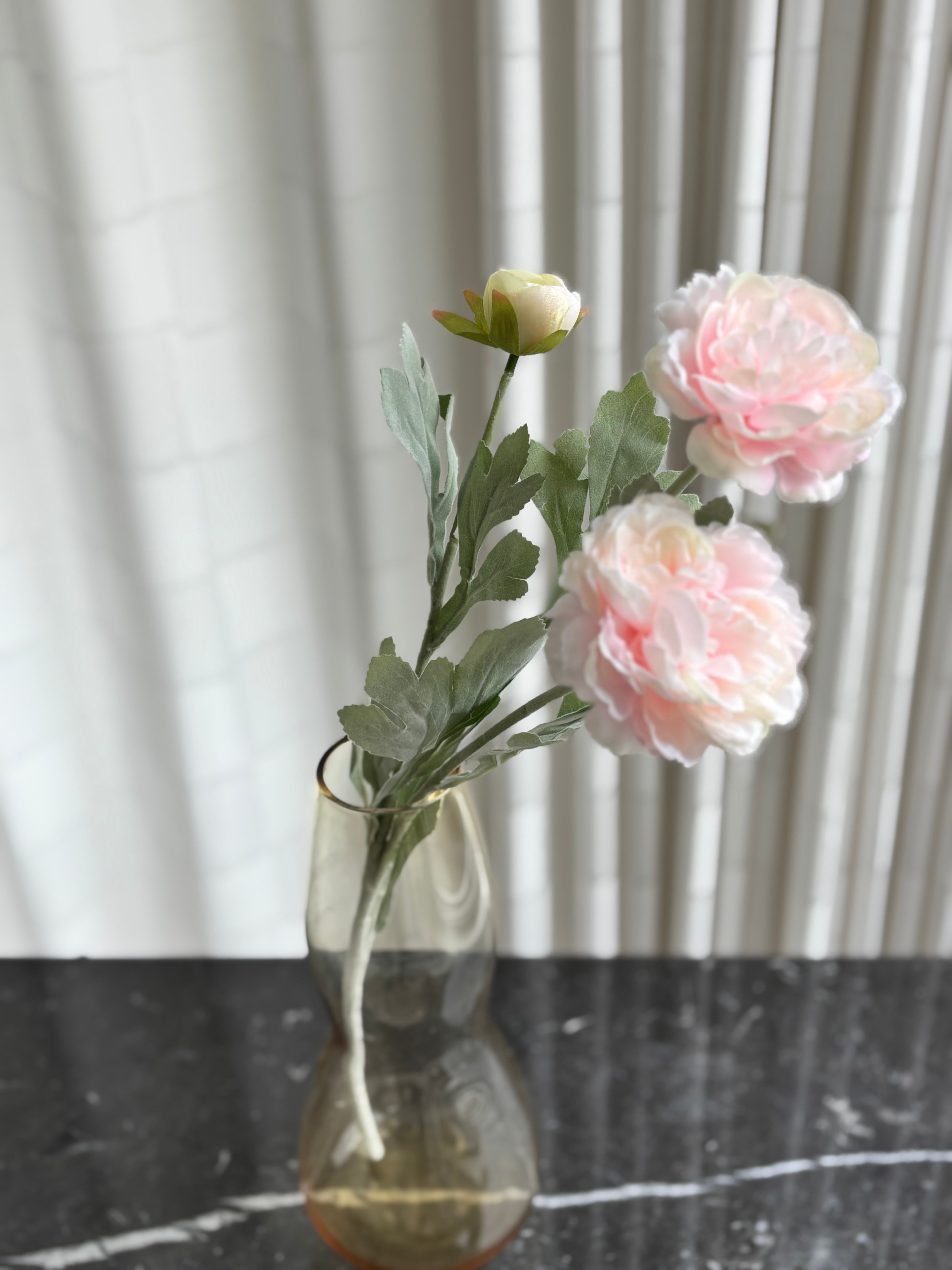 Kunstig pæoner i lys rosa