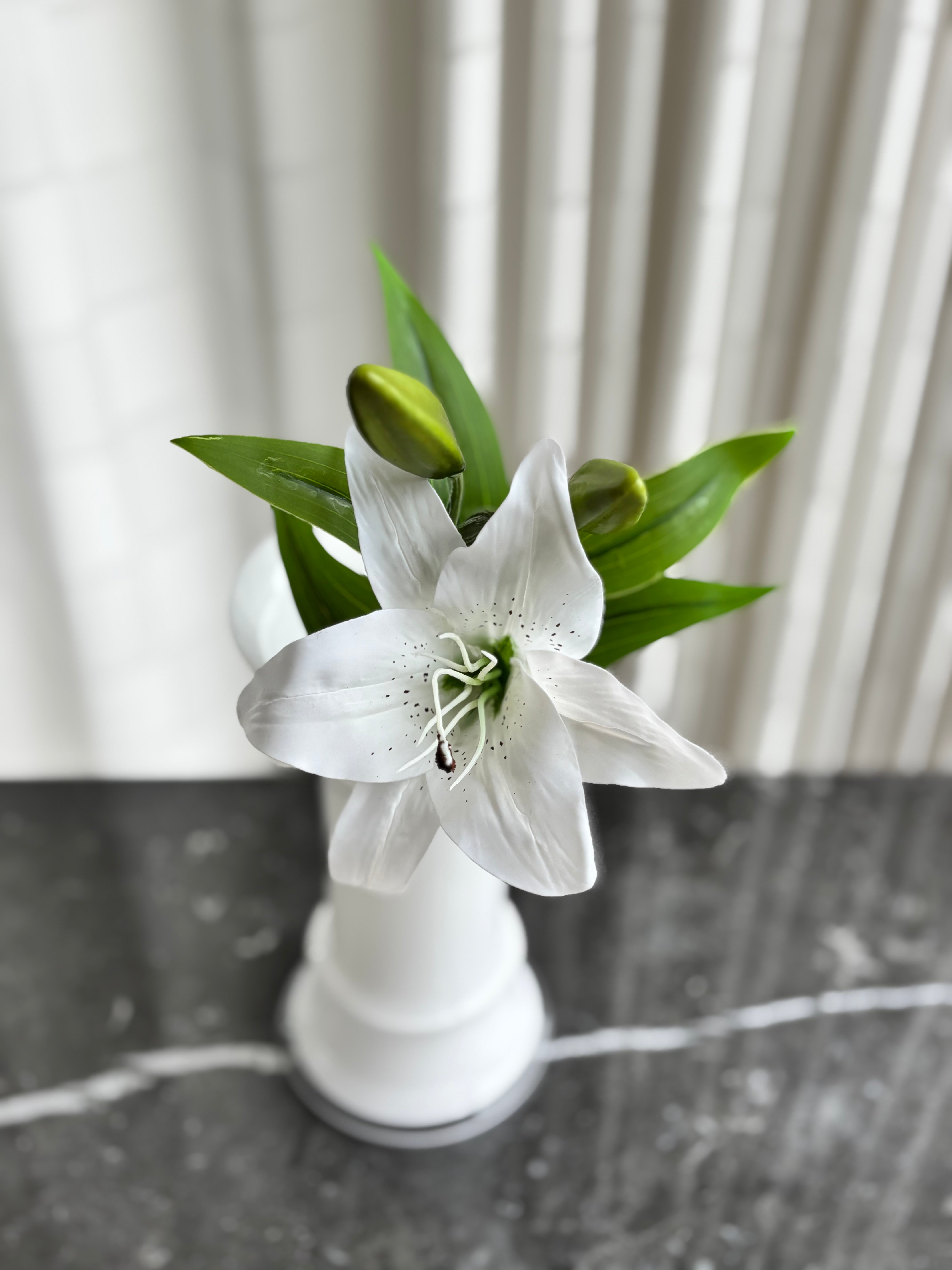 Kunstig lilje i hvid