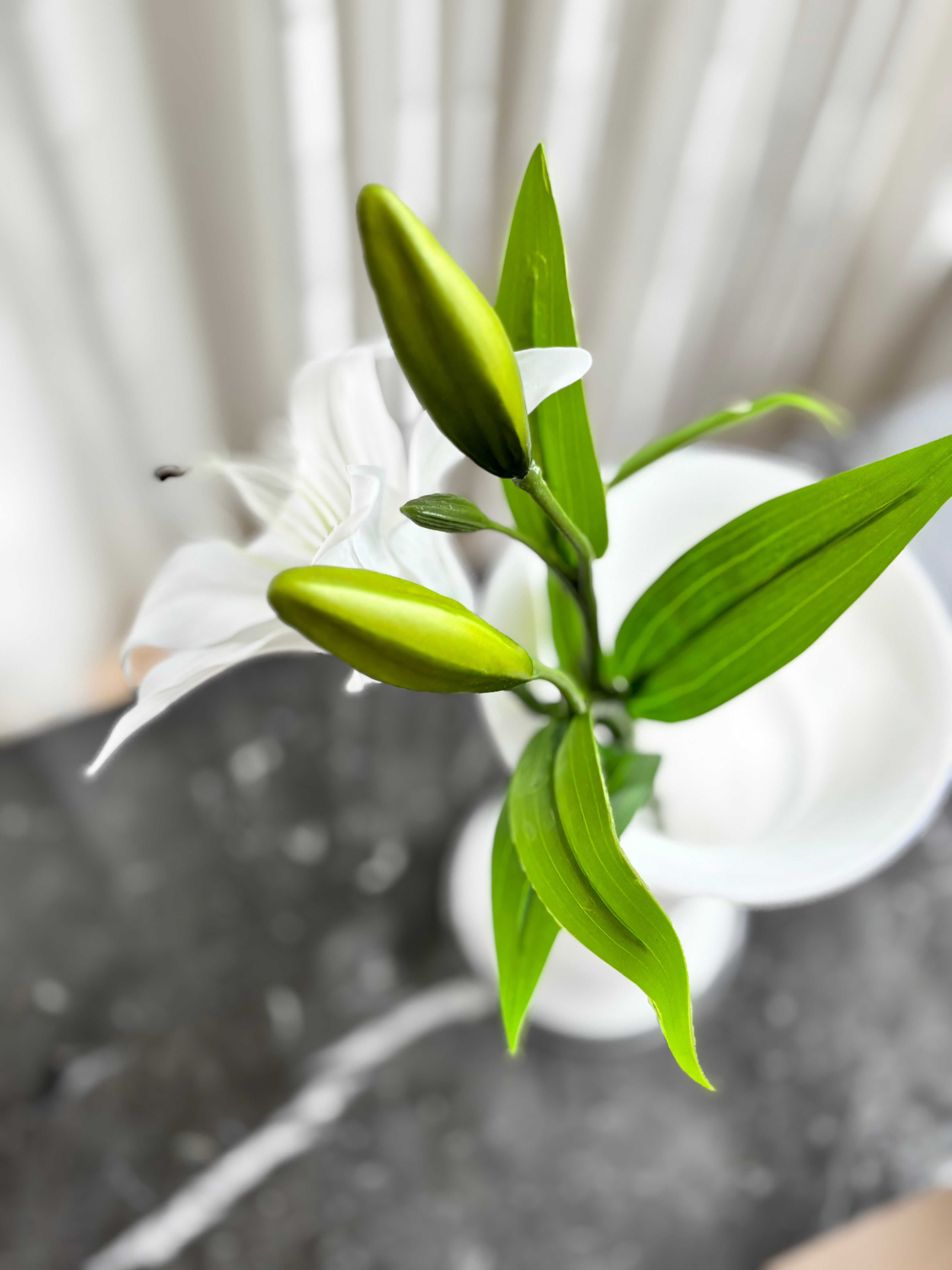 Kunstig lilje i hvid