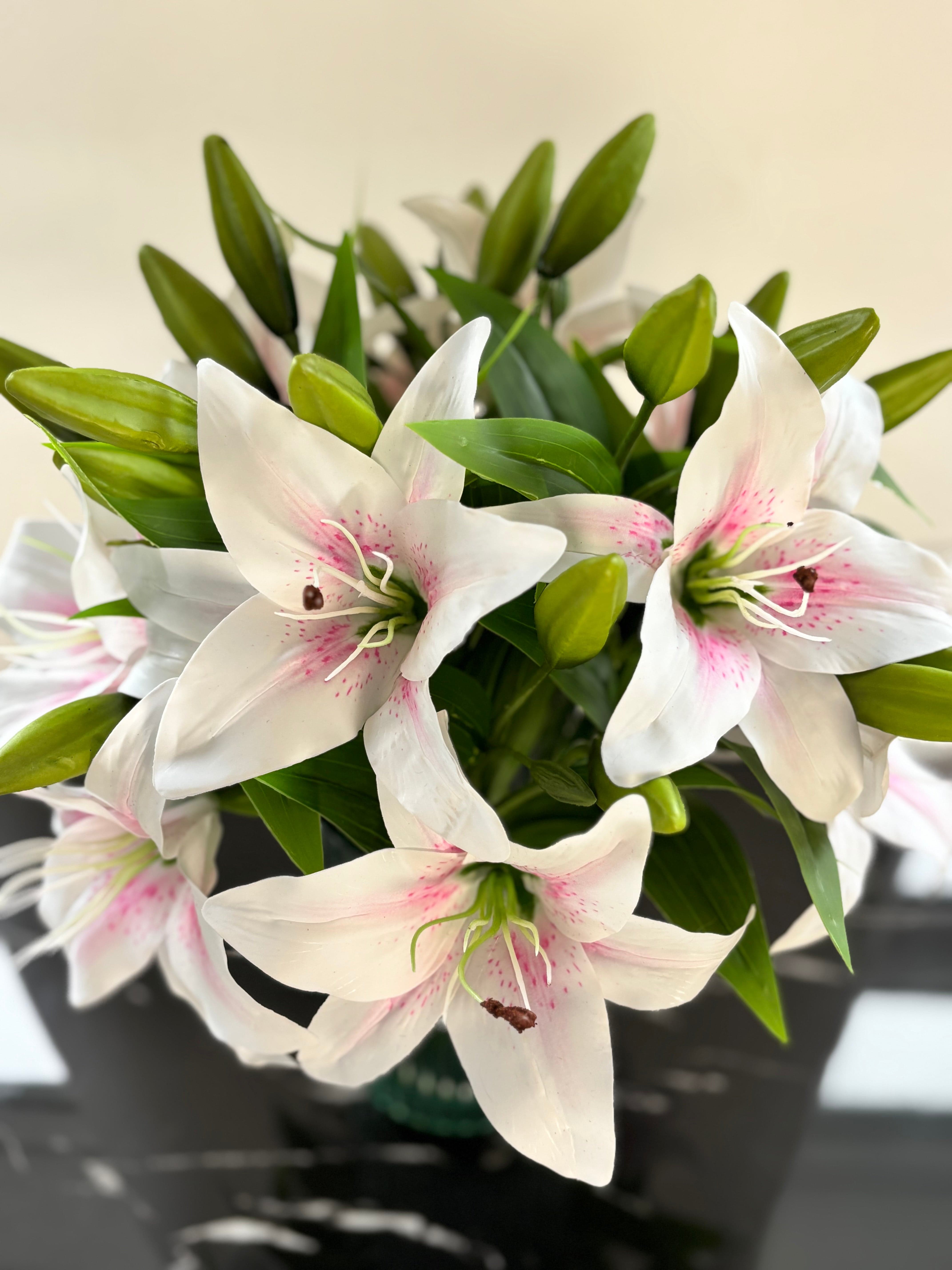 Buket med 10 stk. kunstige liljer i beige