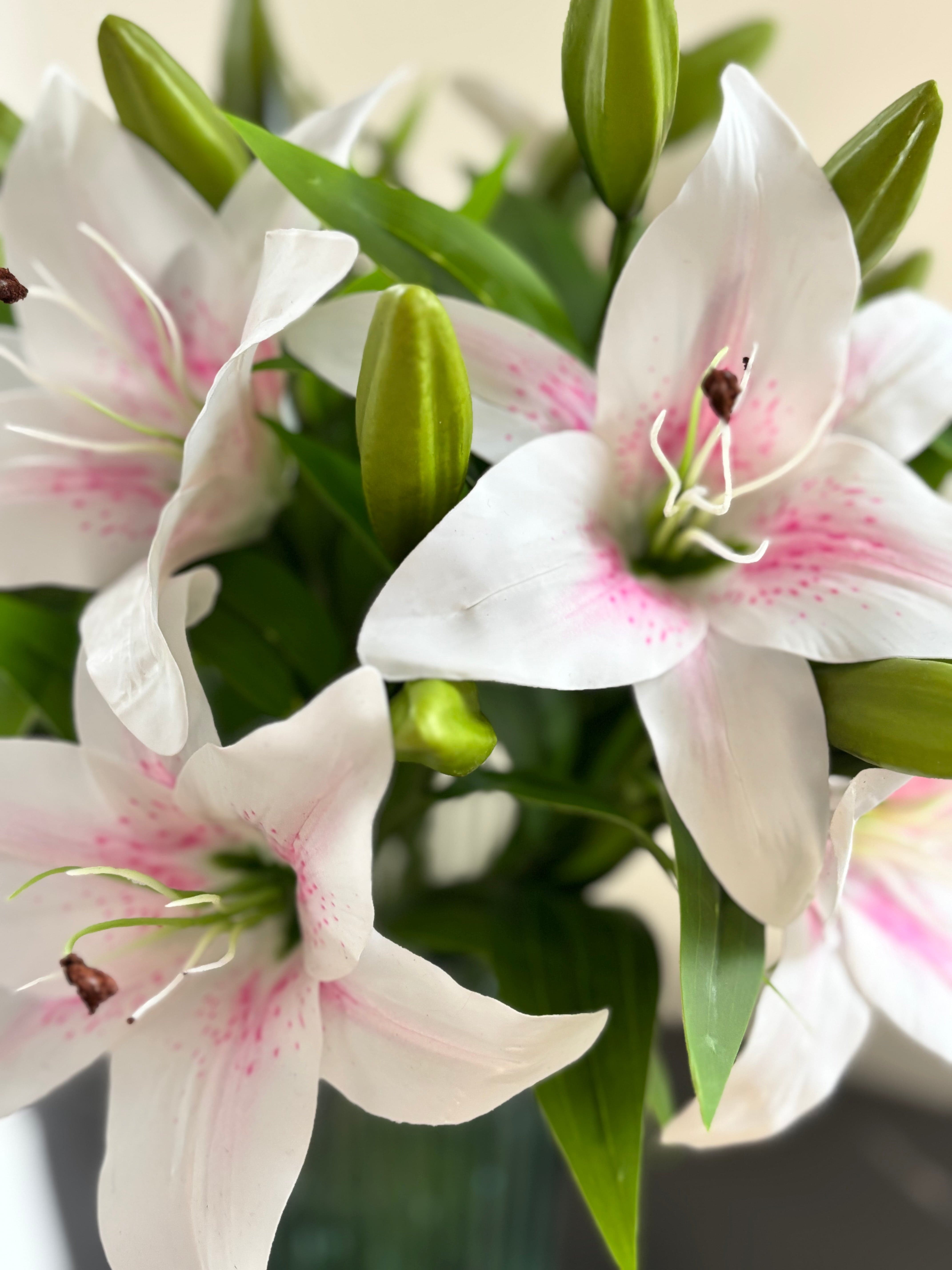 Buket med 10 stk. kunstige liljer i beige