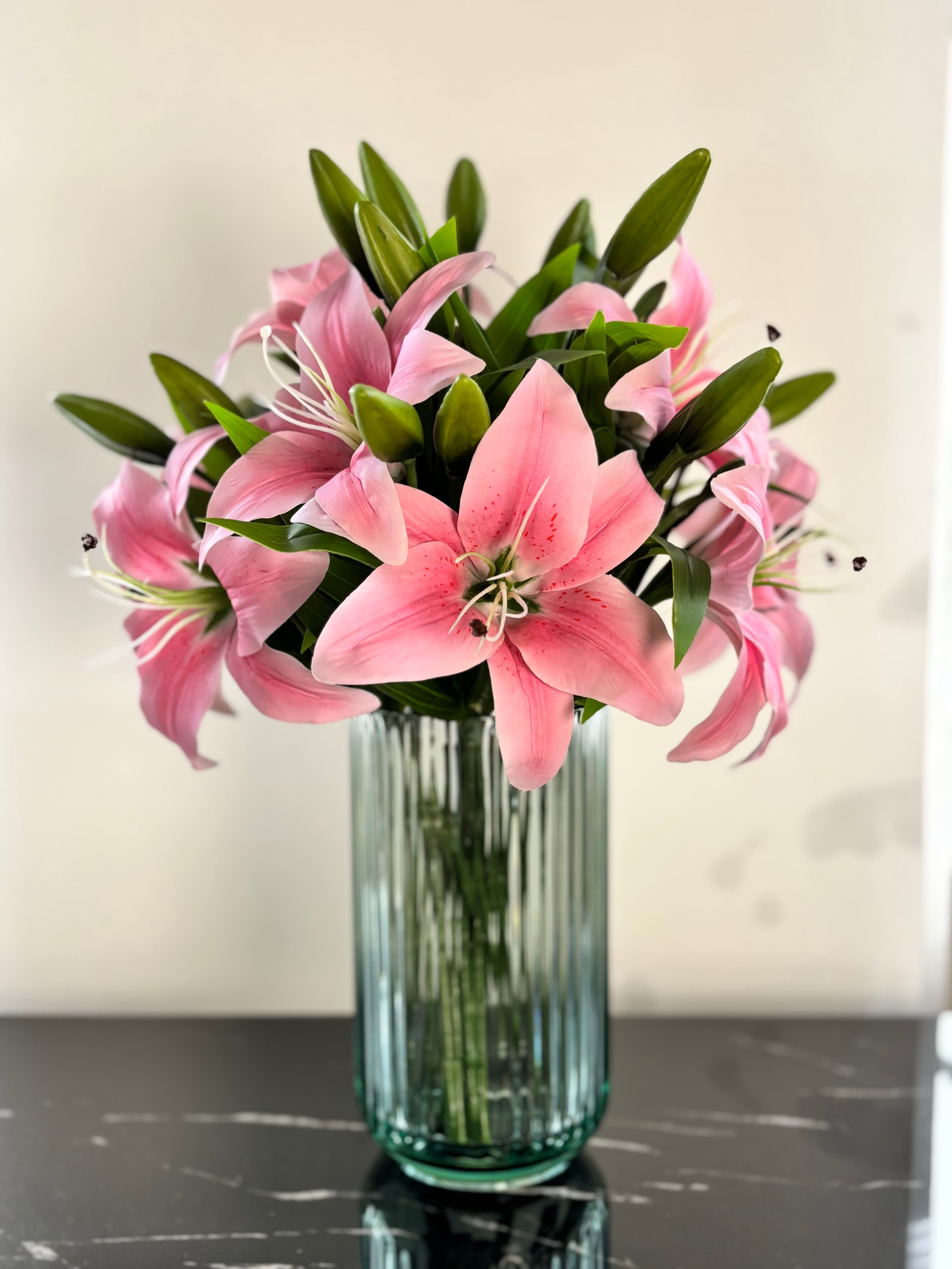 Buket med 10 stk. kunstige liljer i lyserød