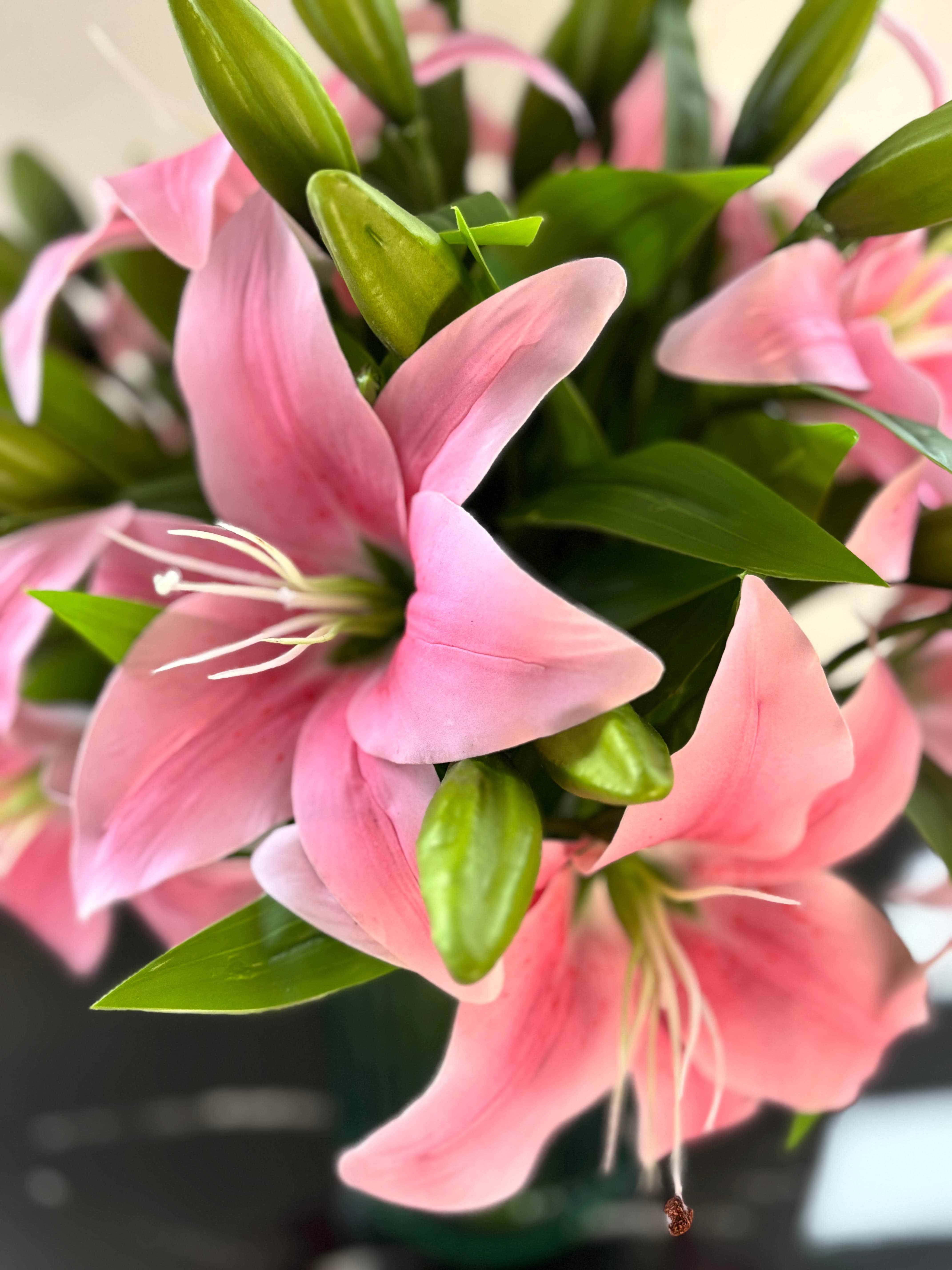 Buket med 10 stk. kunstige liljer i lyserød