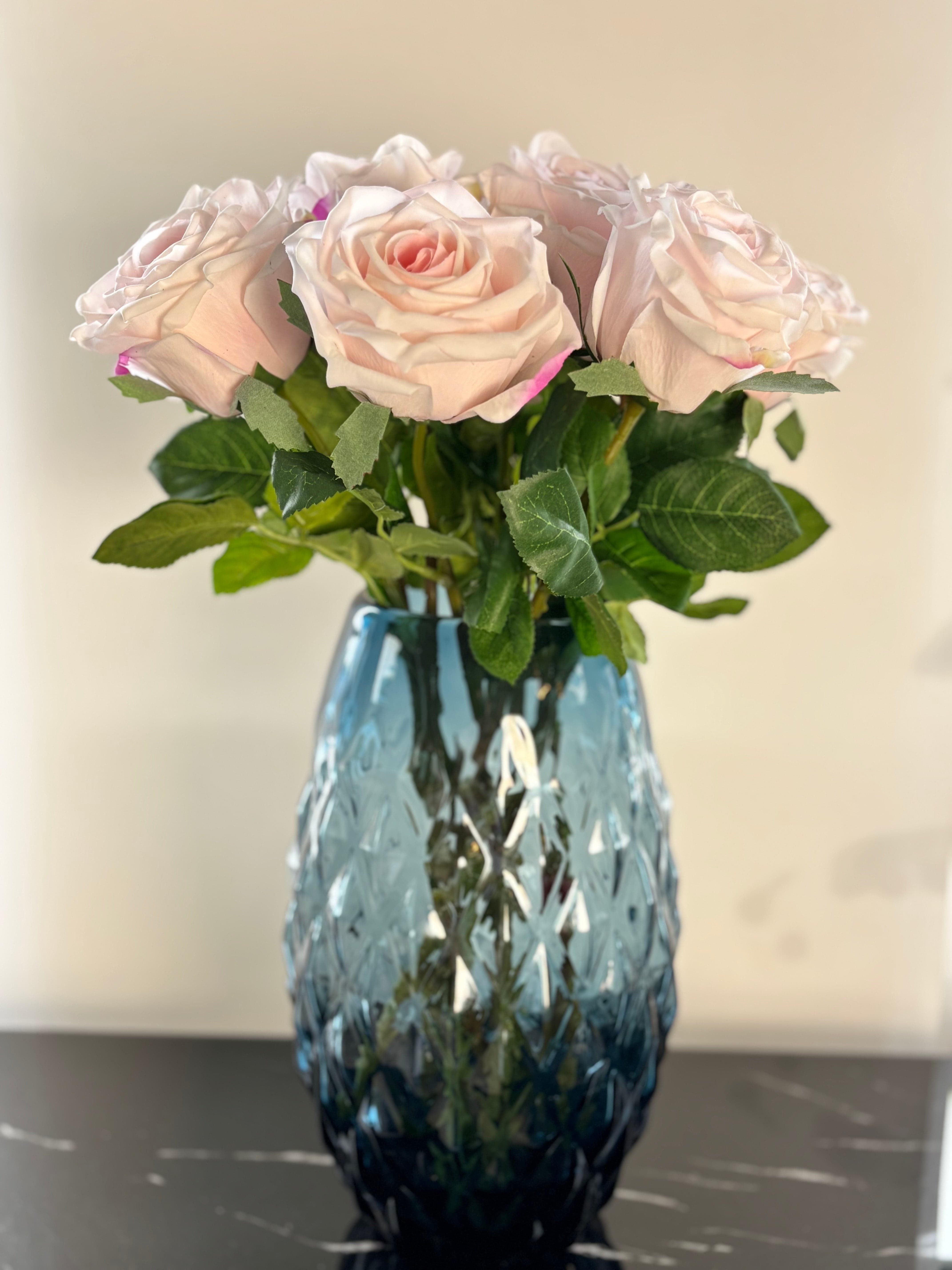 Buket med 10 stk. kunstige roser i lys rosa