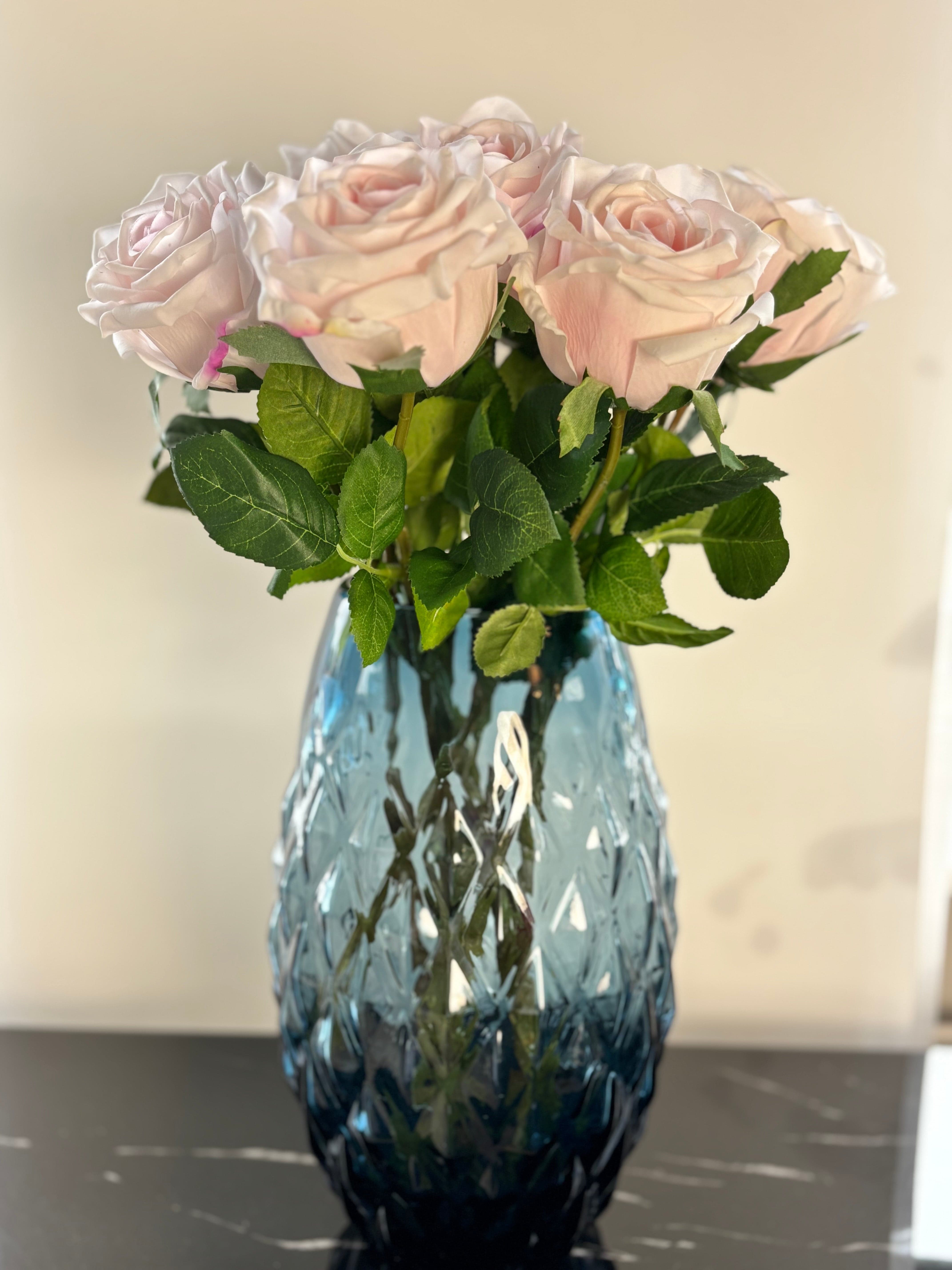 Buket med 10 stk. kunstige roser i lys rosa