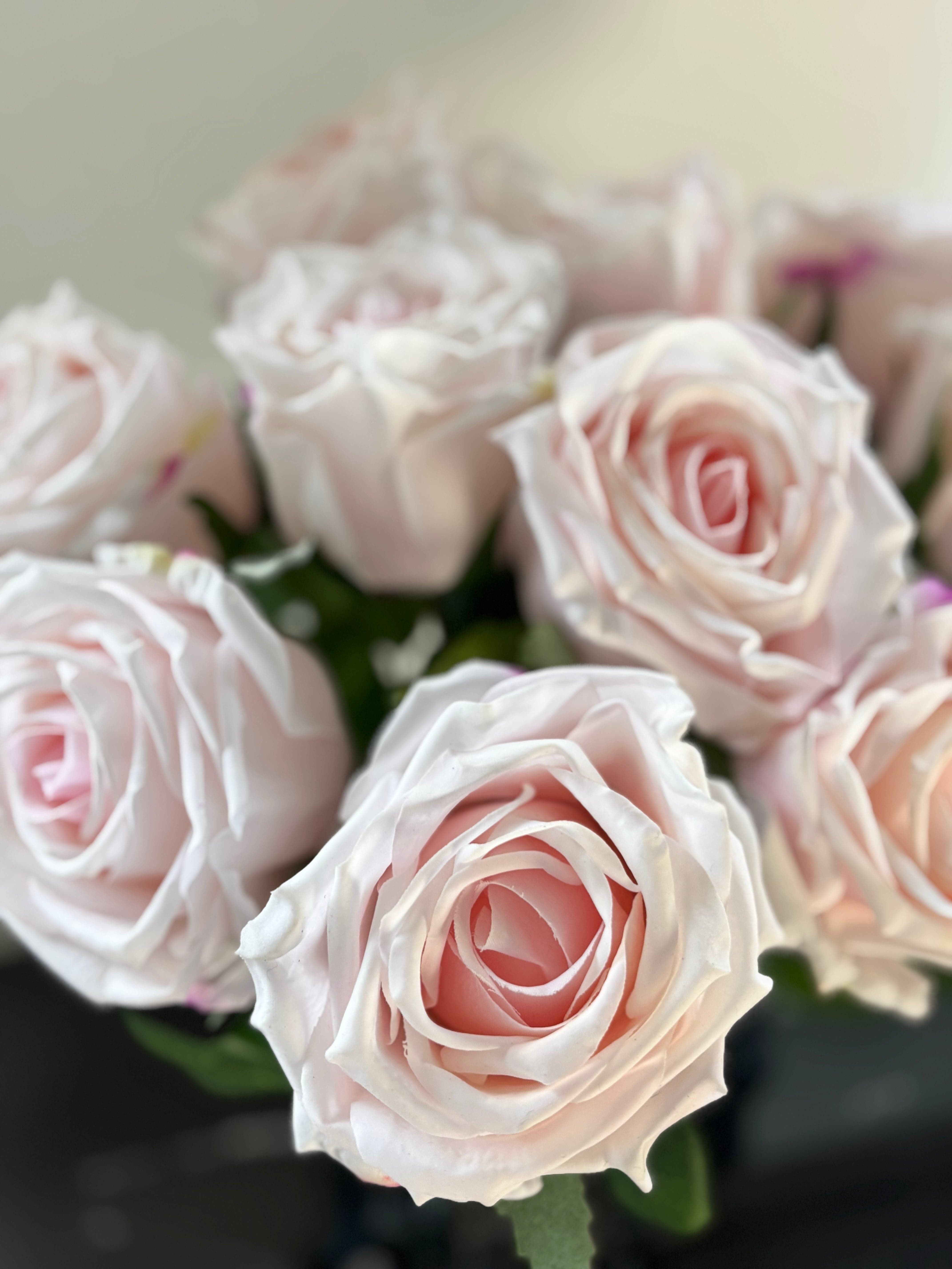 Buket med 10 stk. kunstige roser i lys rosa