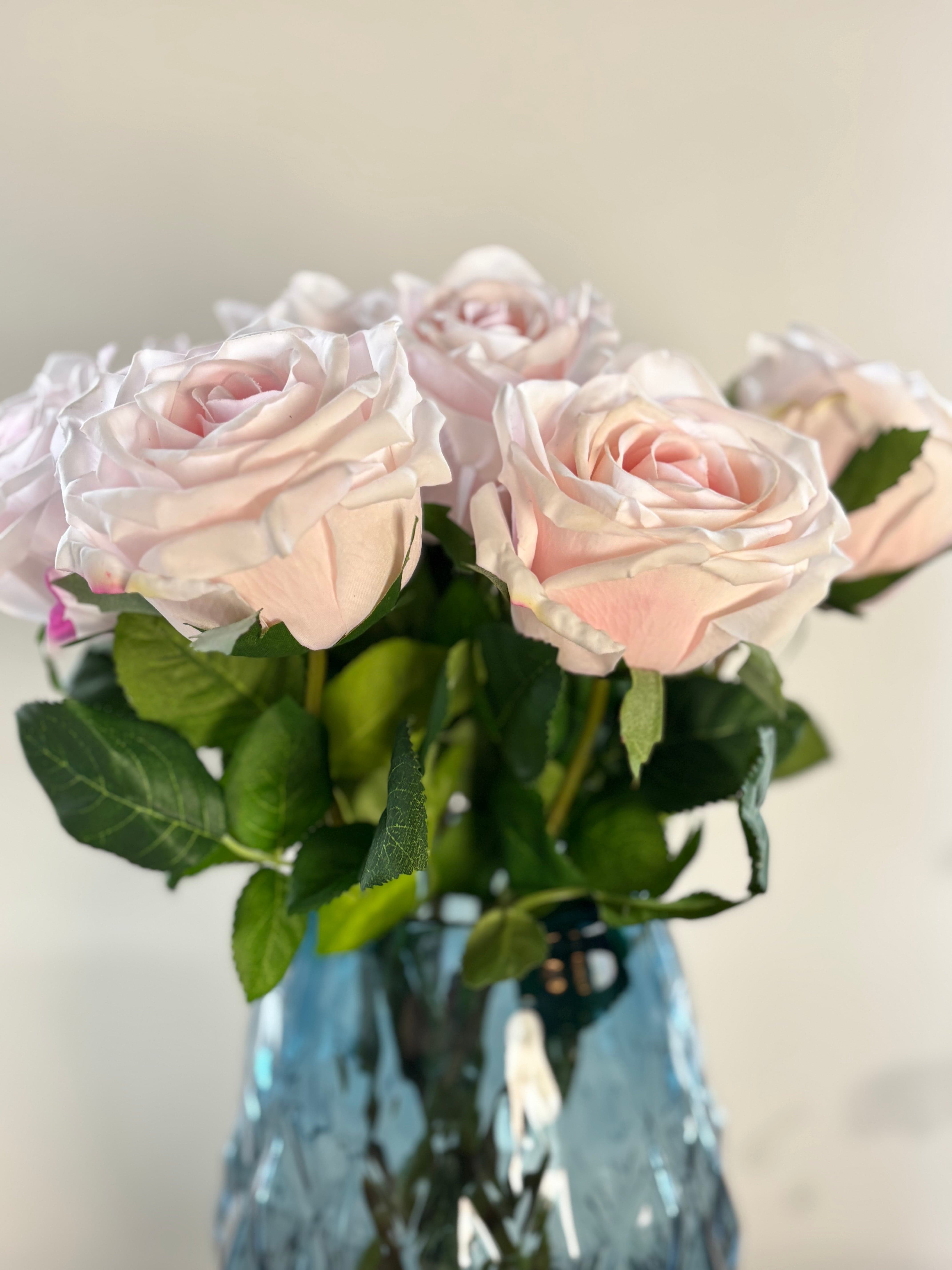 Buket med 10 stk. kunstige roser i lys rosa