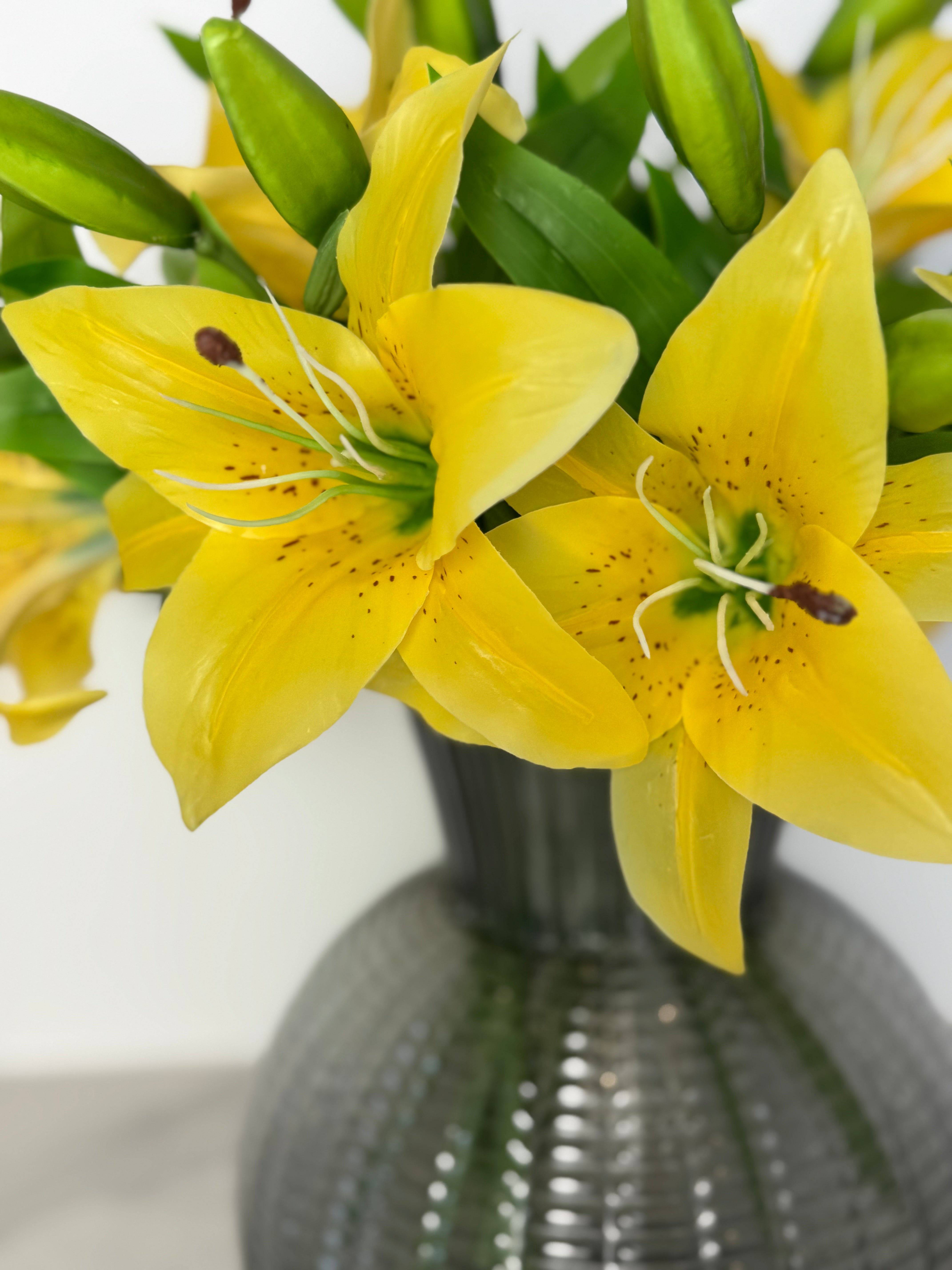 Buket med 10 stk. kunstige liljer i gul