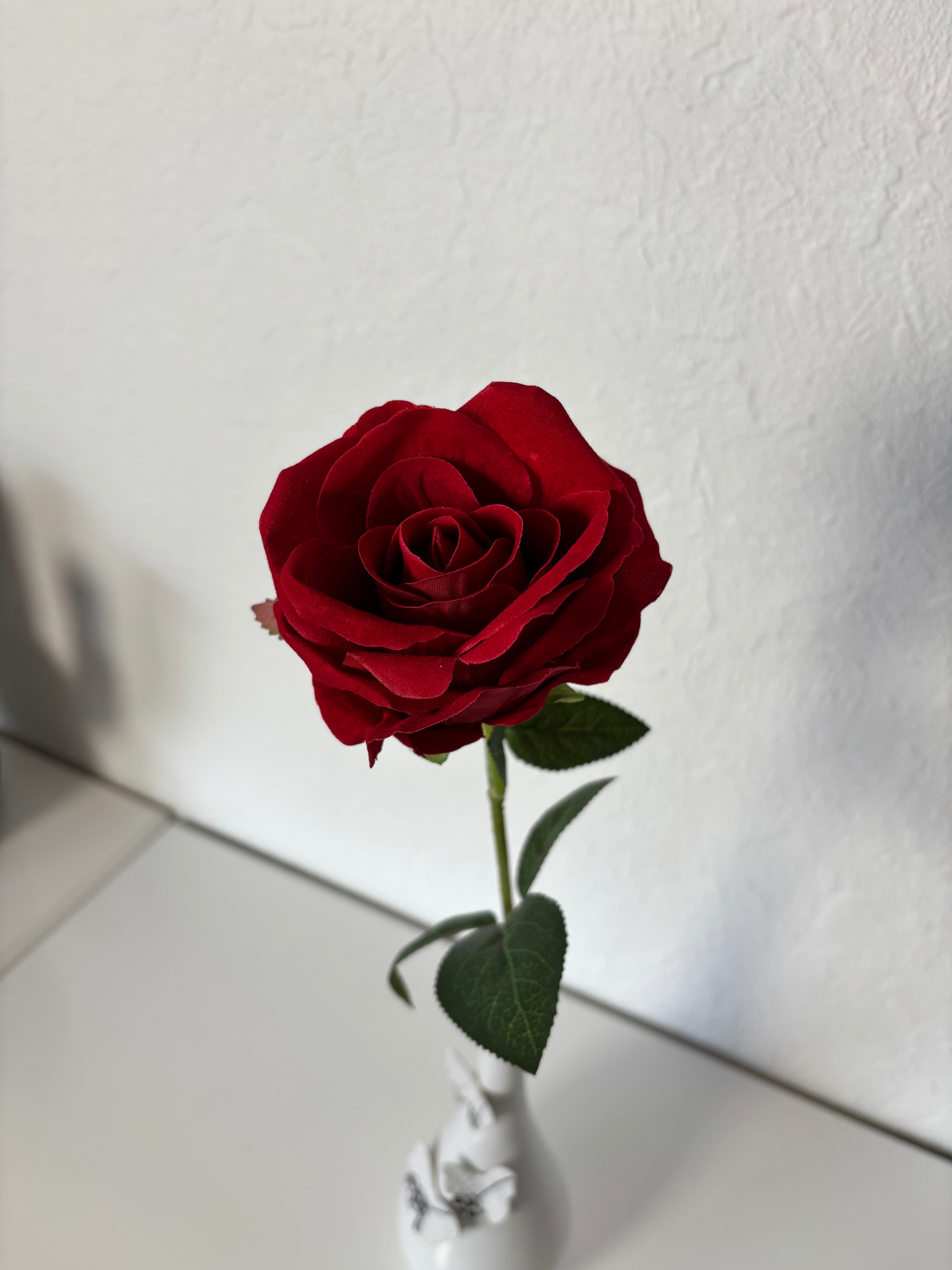 Kunstig rose i rød
