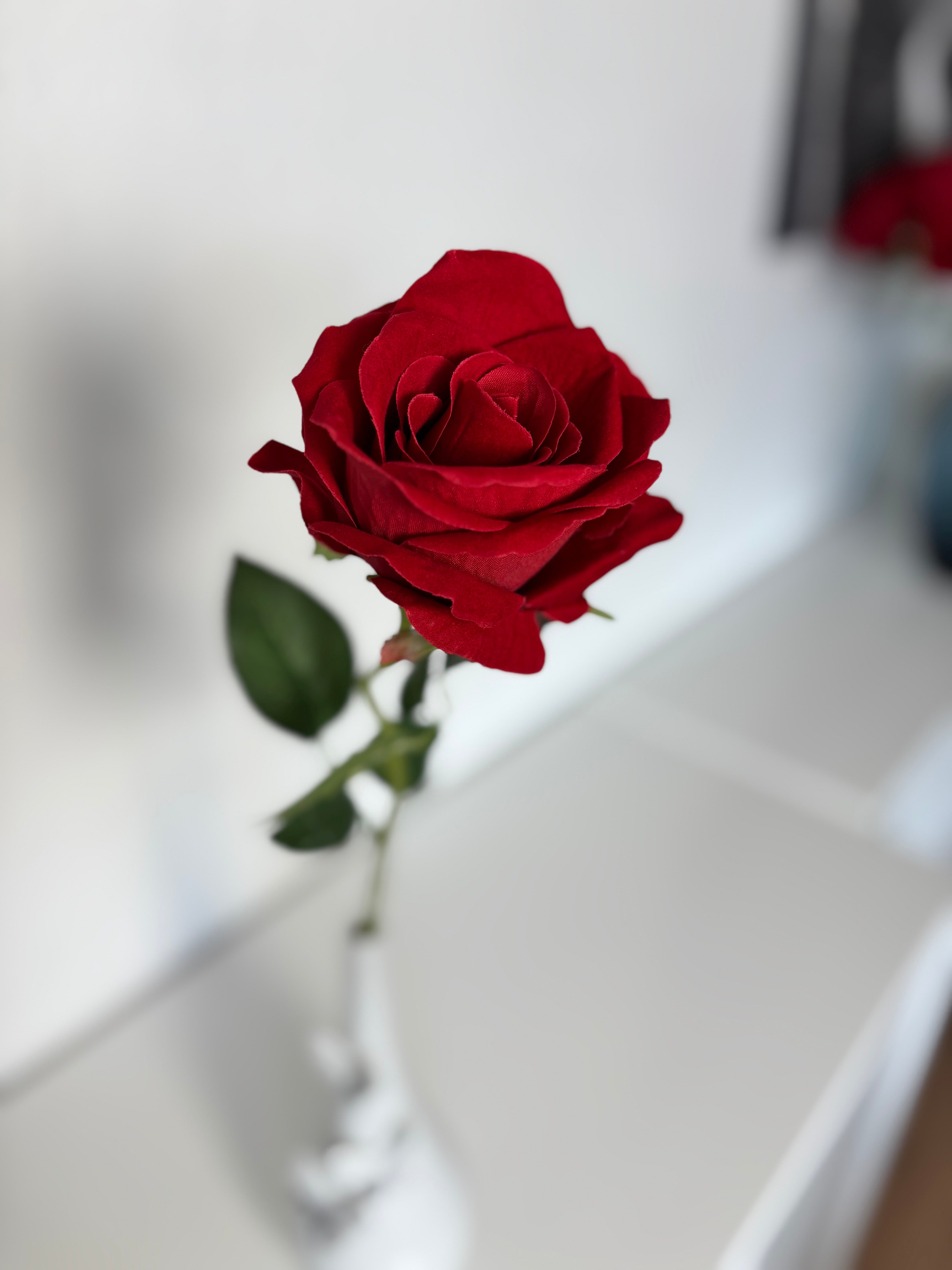 Kunstig rose i rød