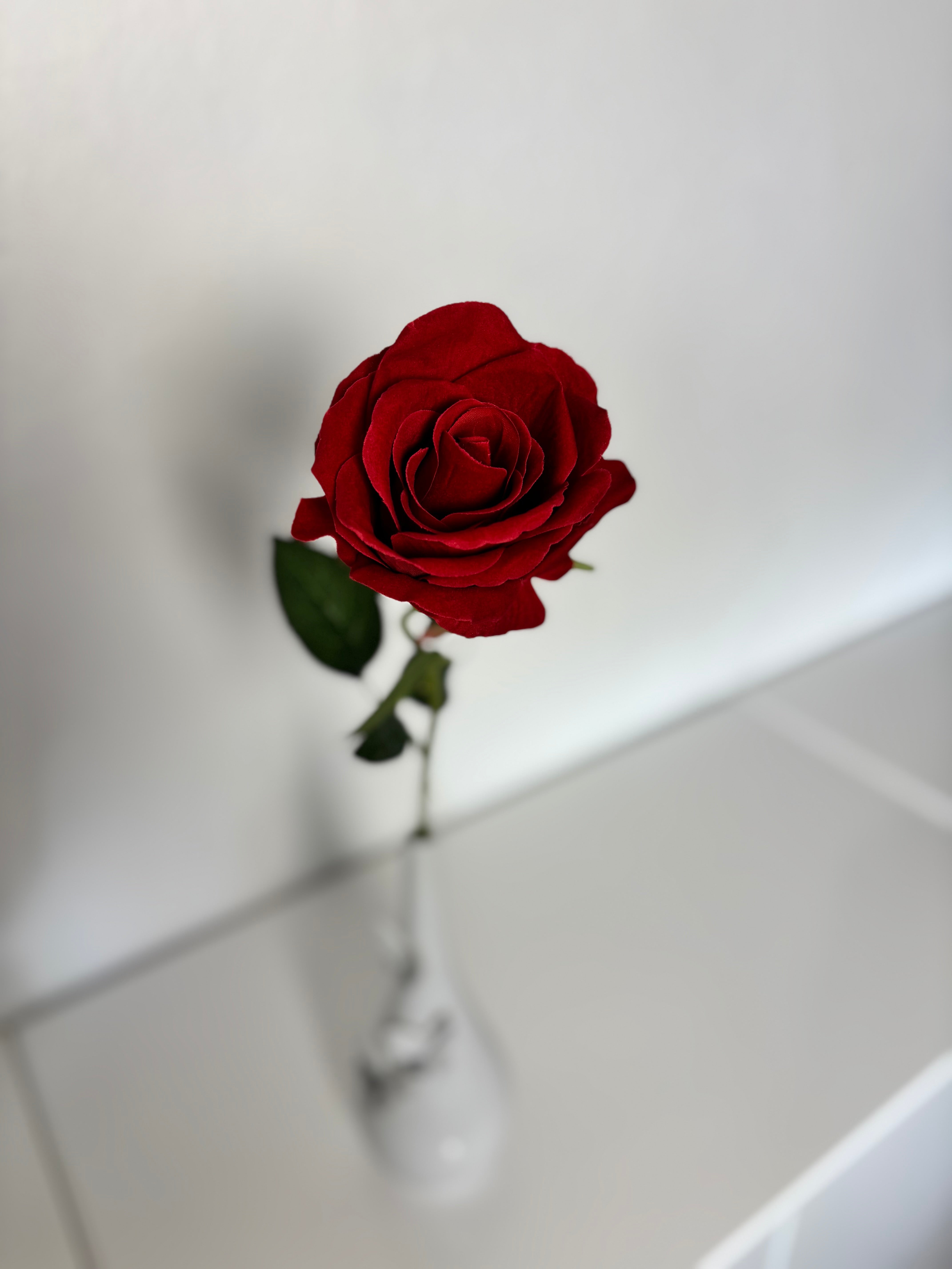 Kunstig rose i rød