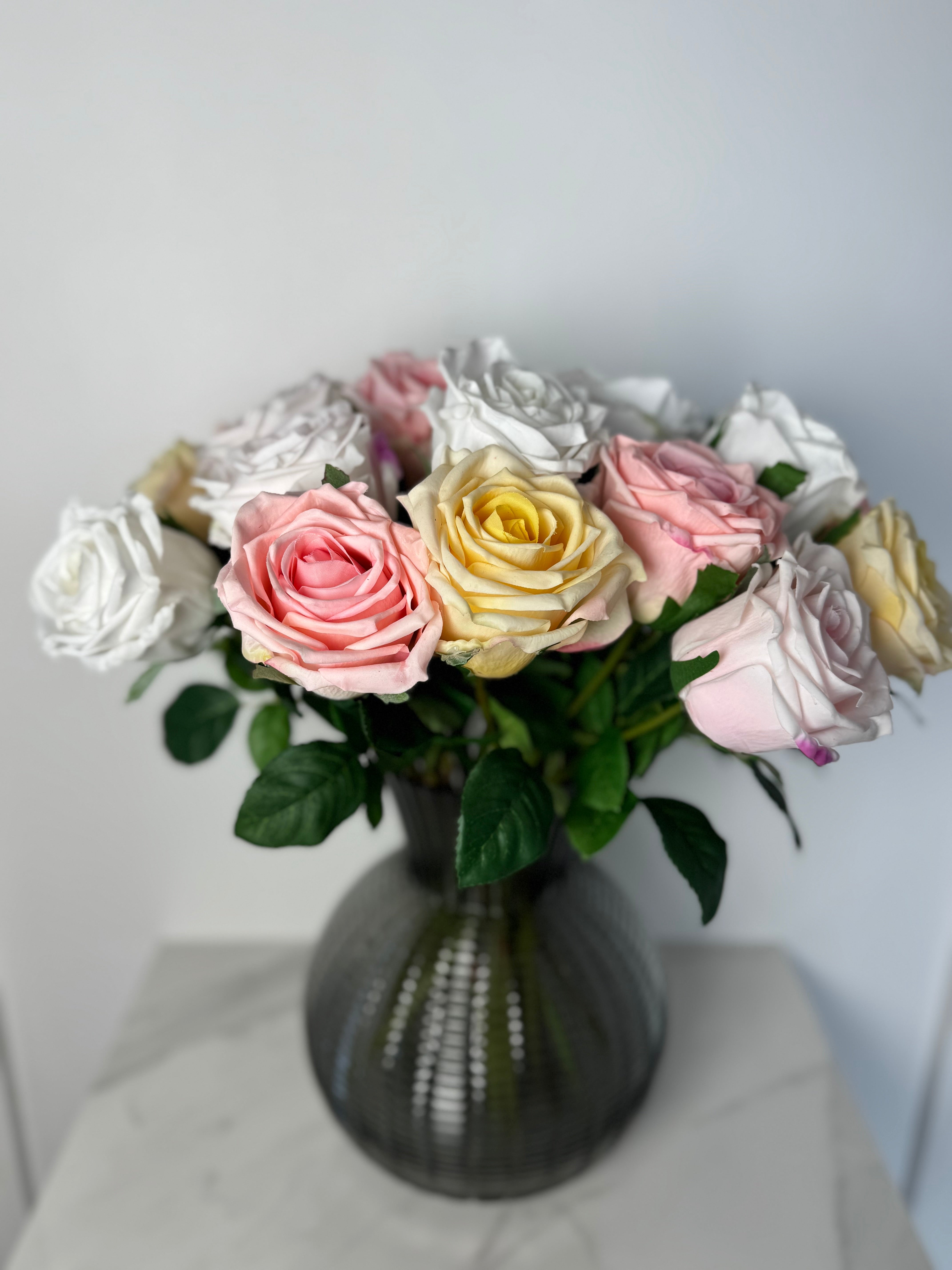 Buket med blandede kunstige roser