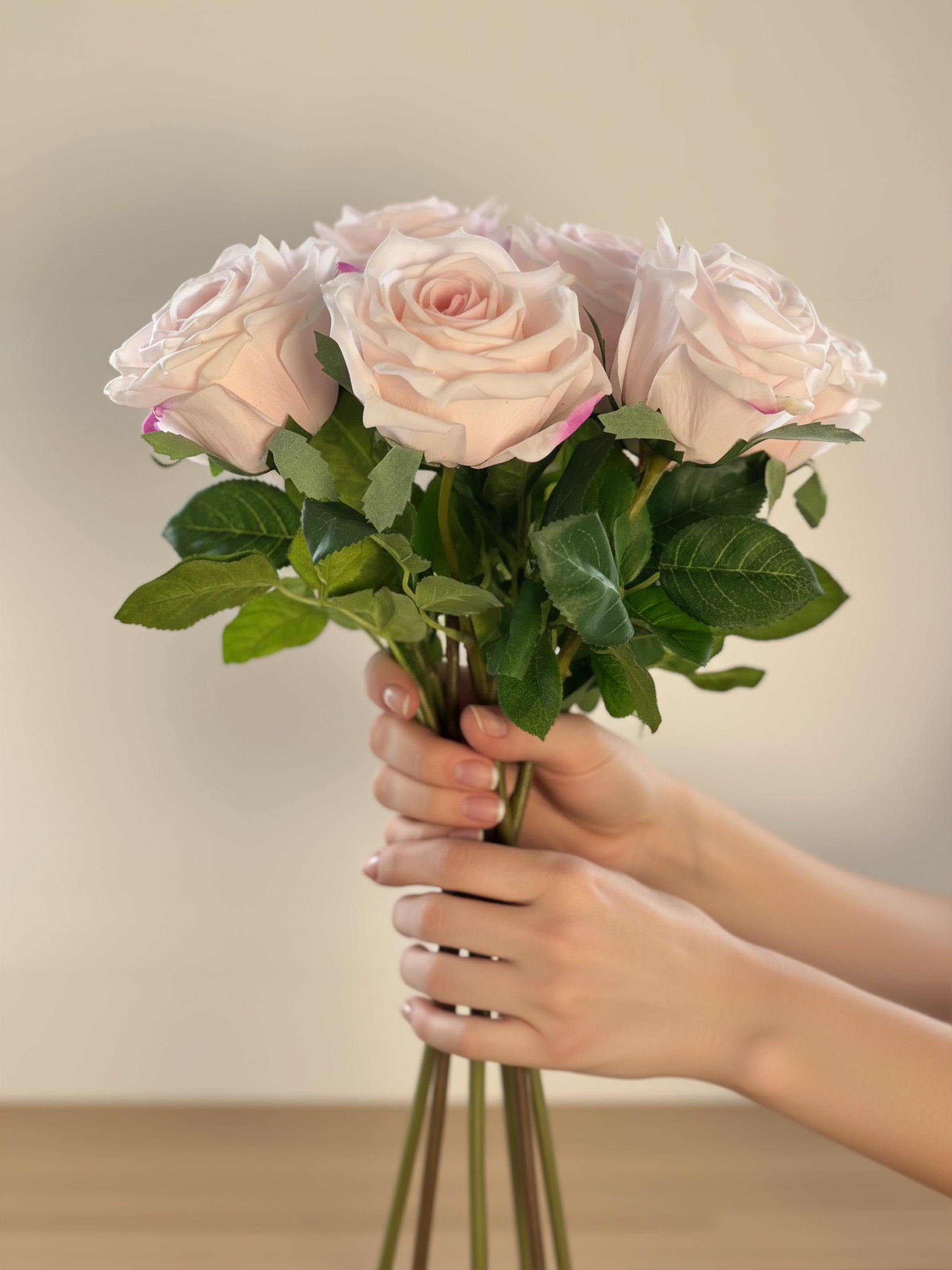 Buket med 10 stk. kunstige roser i lys rosa