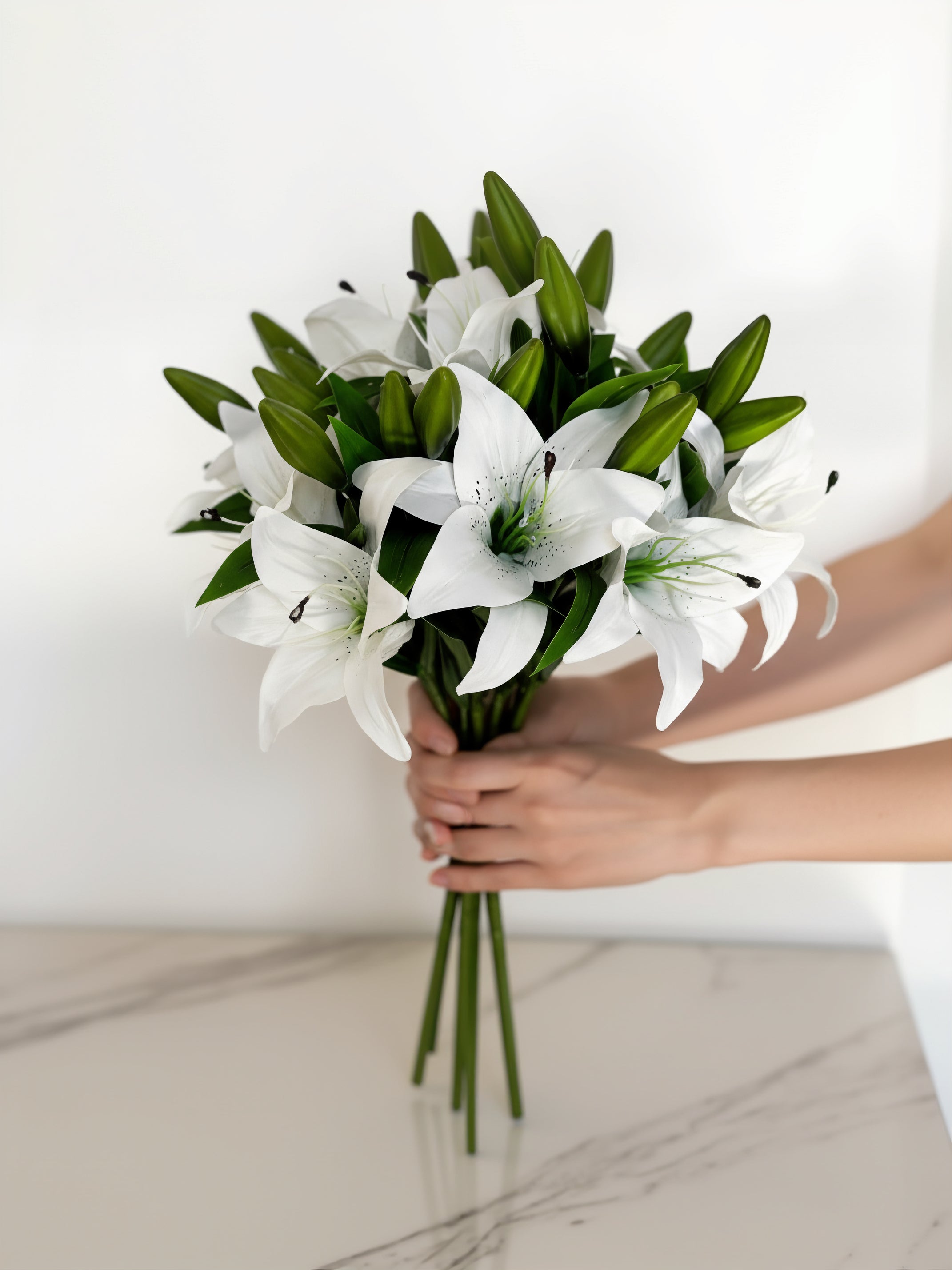 Buket med 10 stk. kunstige hvide liljer