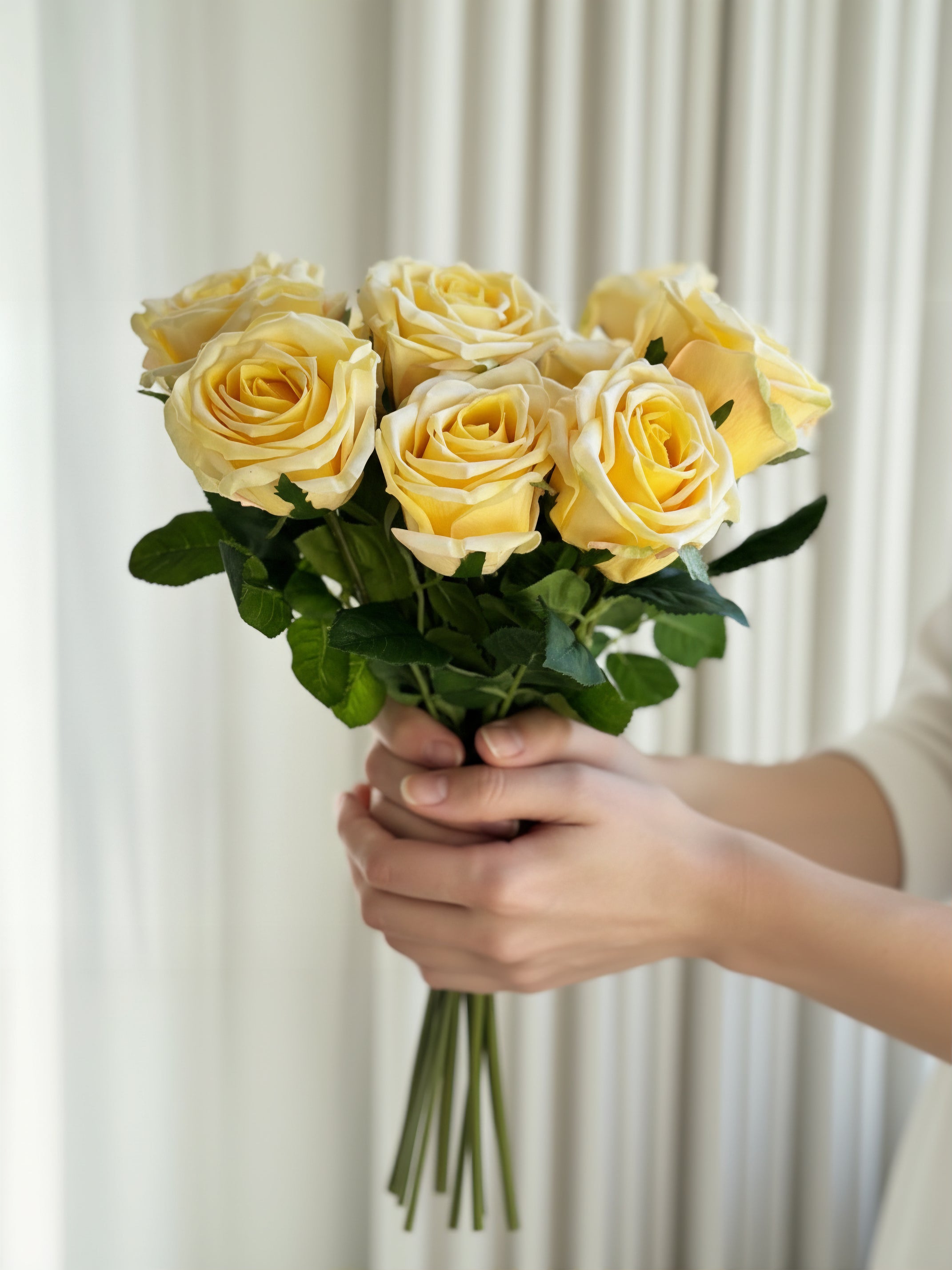 Buket med 10 stk kunstige gule roser