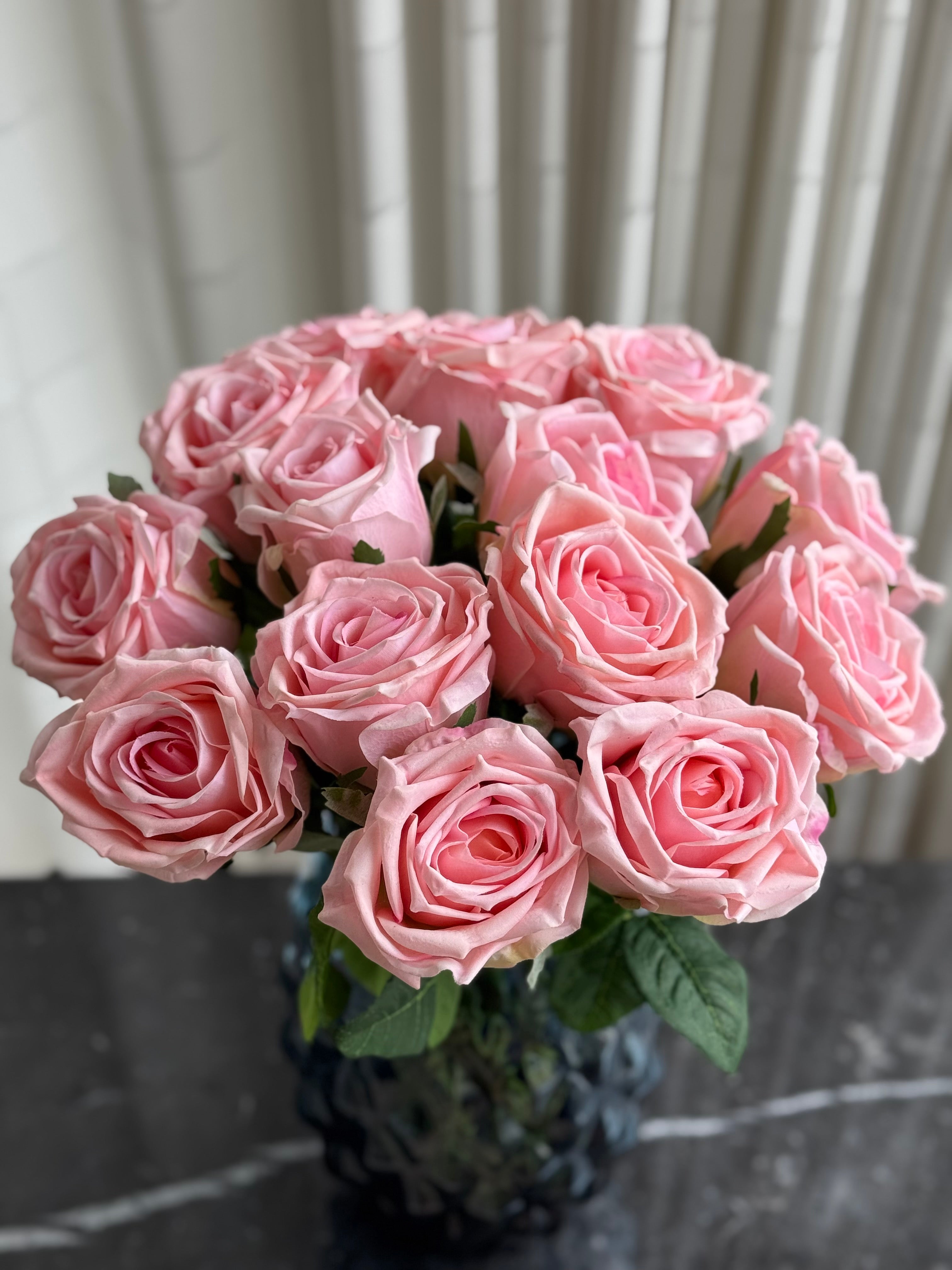 Buket med 15 stk. kunstige roser i lyserød