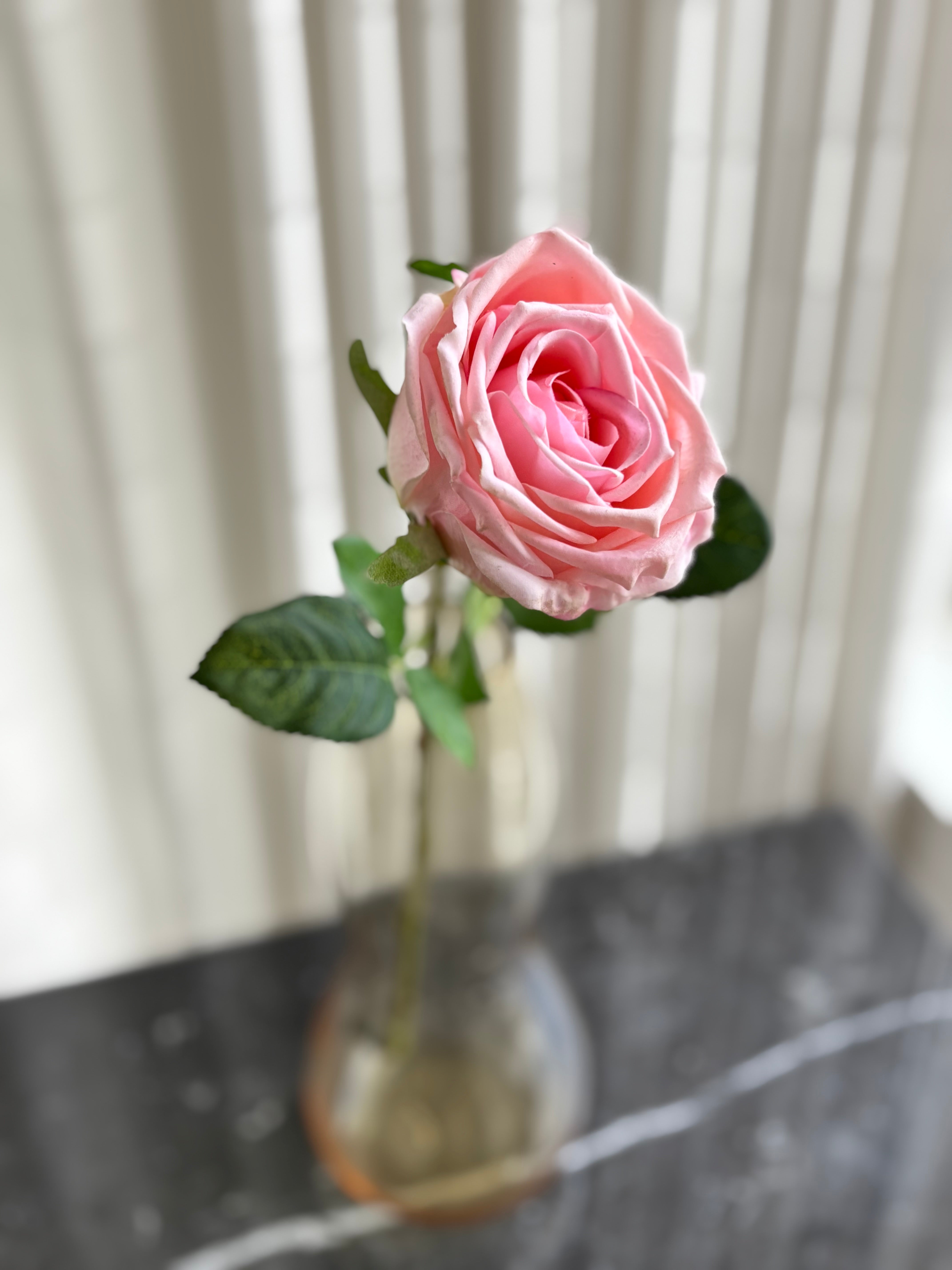 Kunstig rose i lyserød