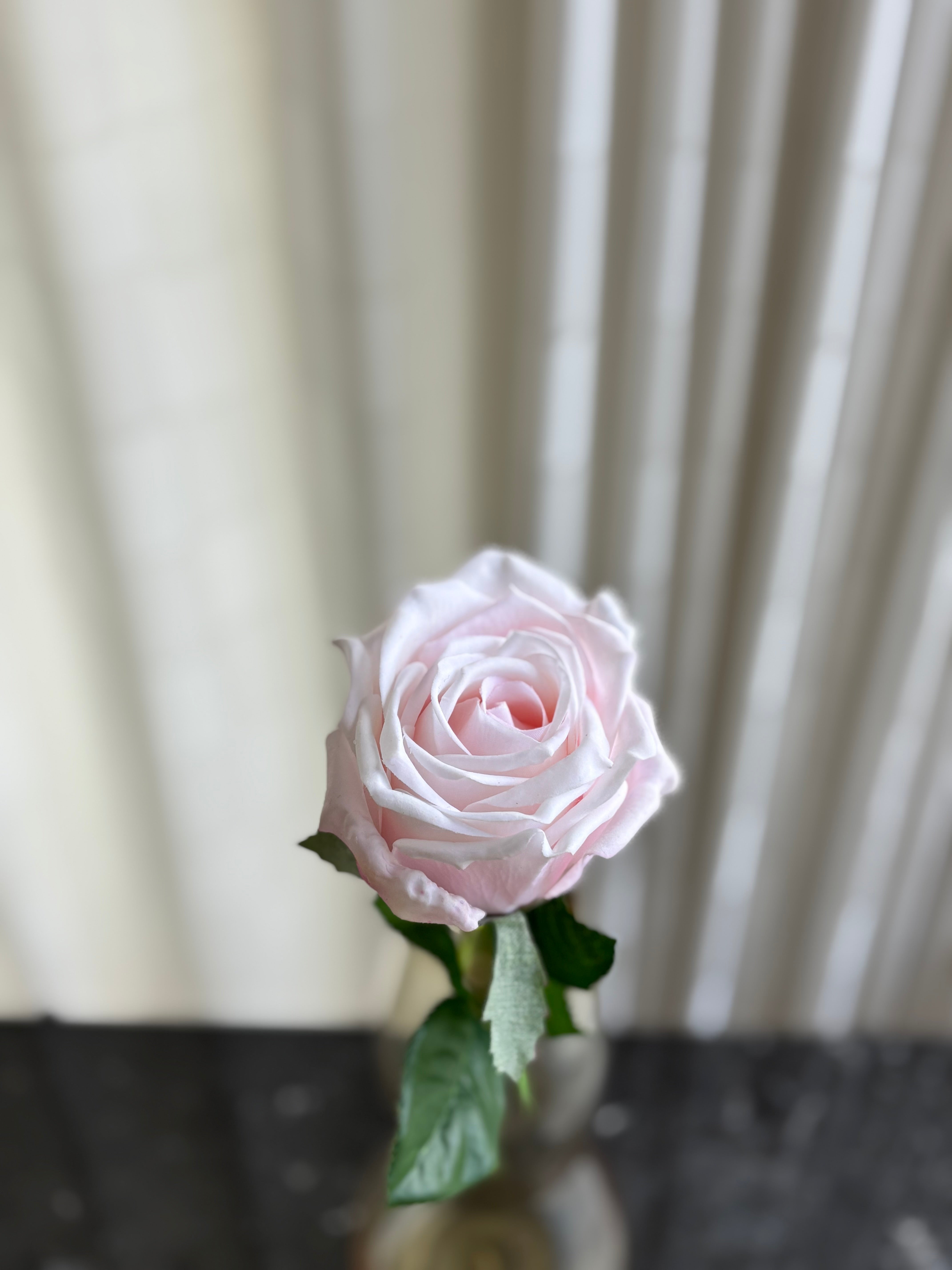 Kunstig rose i lys rosa