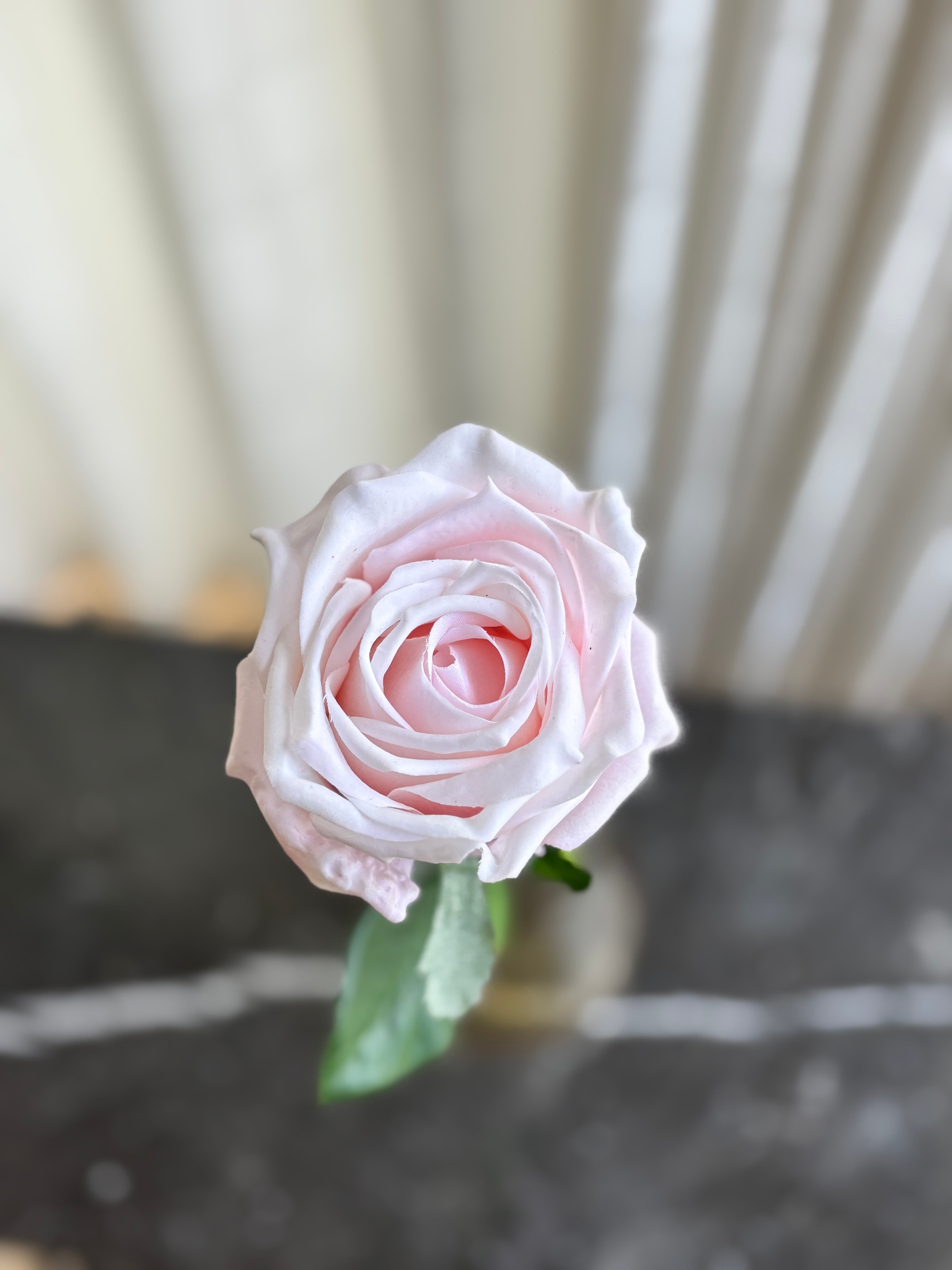 Kunstig rose i lys rosa