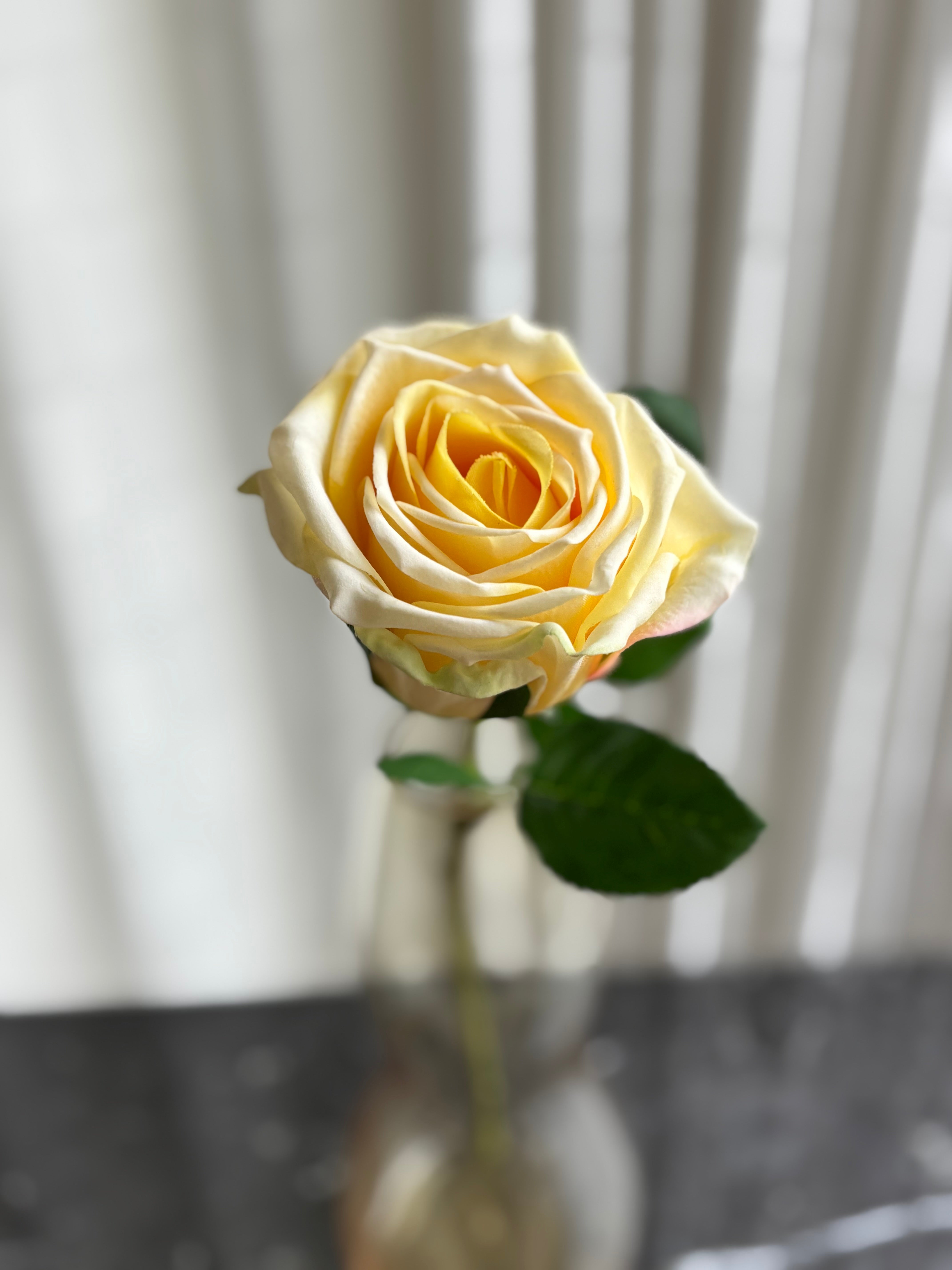 Kunstig rose i gul