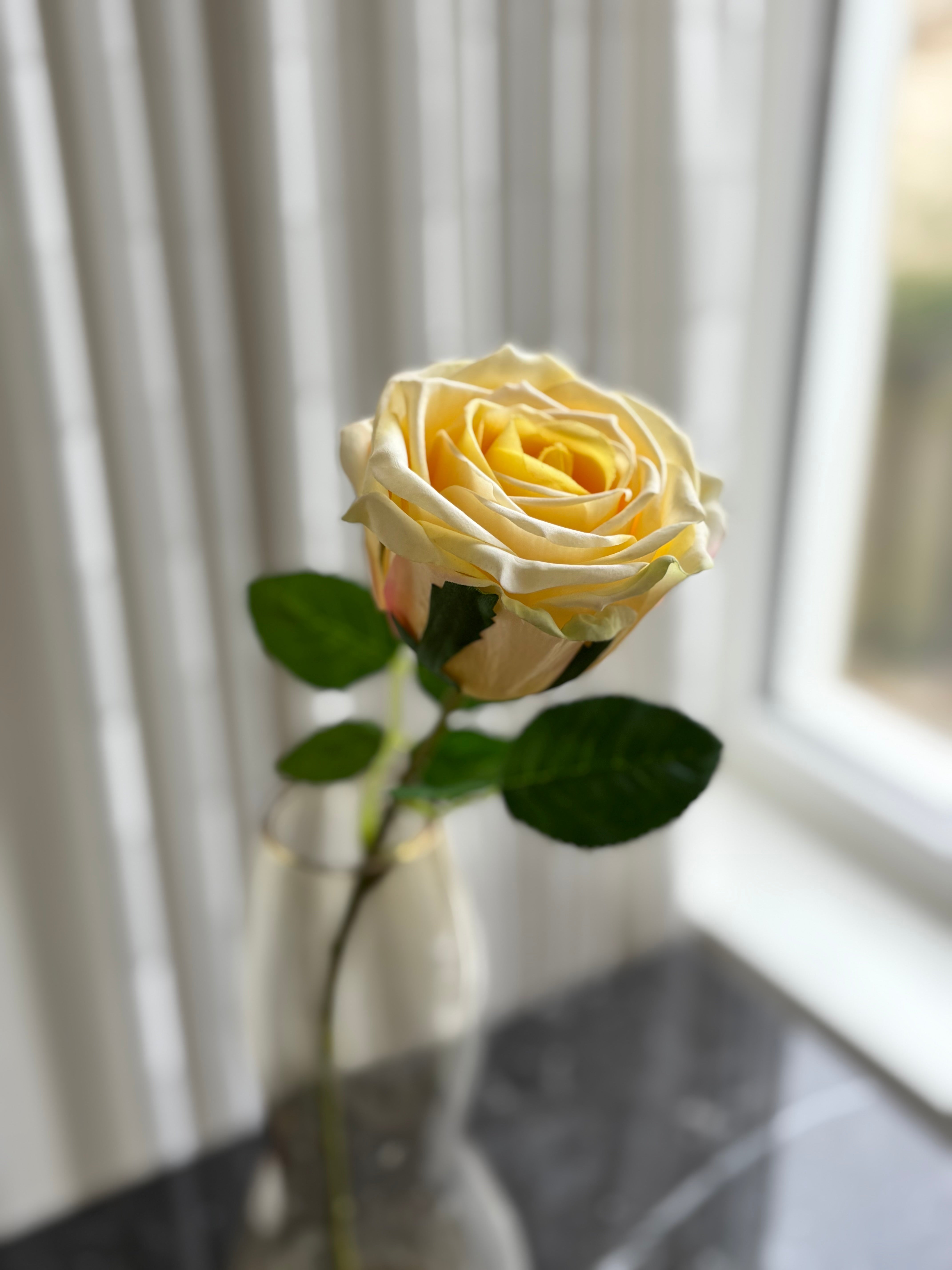 Kunstig rose i gul