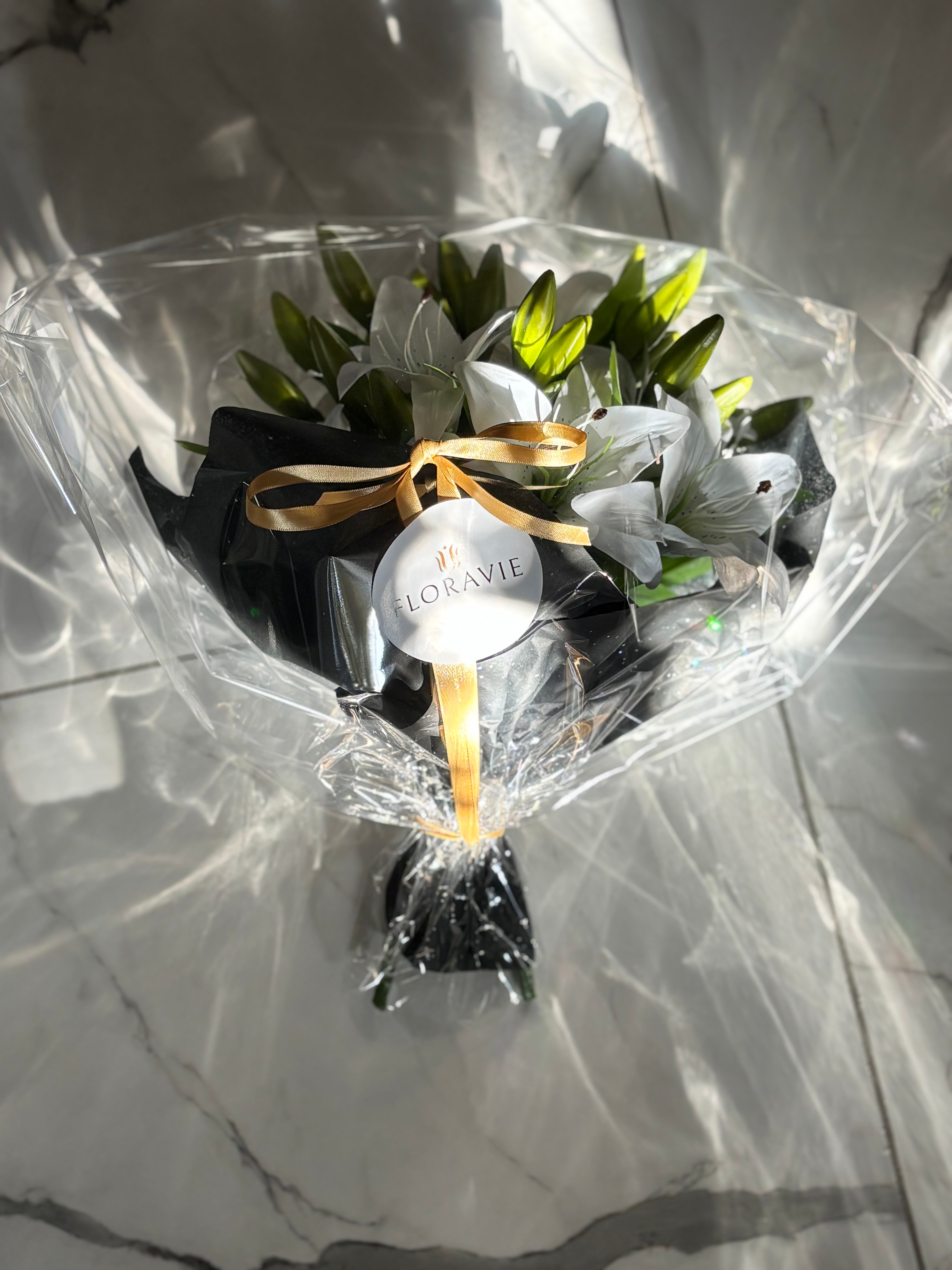 Buket med 10 stk. kunstige hvide liljer