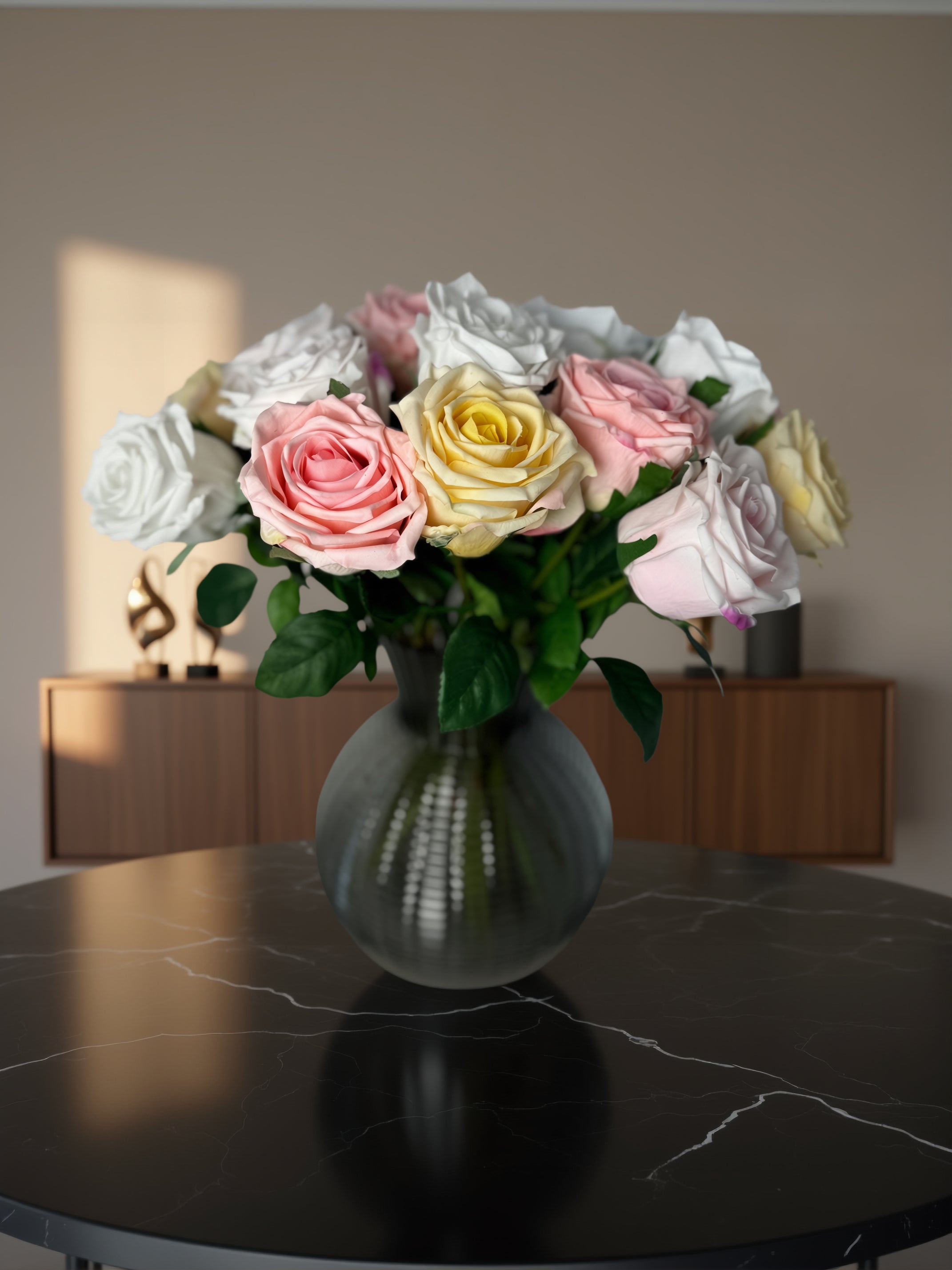 Buket med kunstige roser i lyserød, hvid, gul og lys rosa